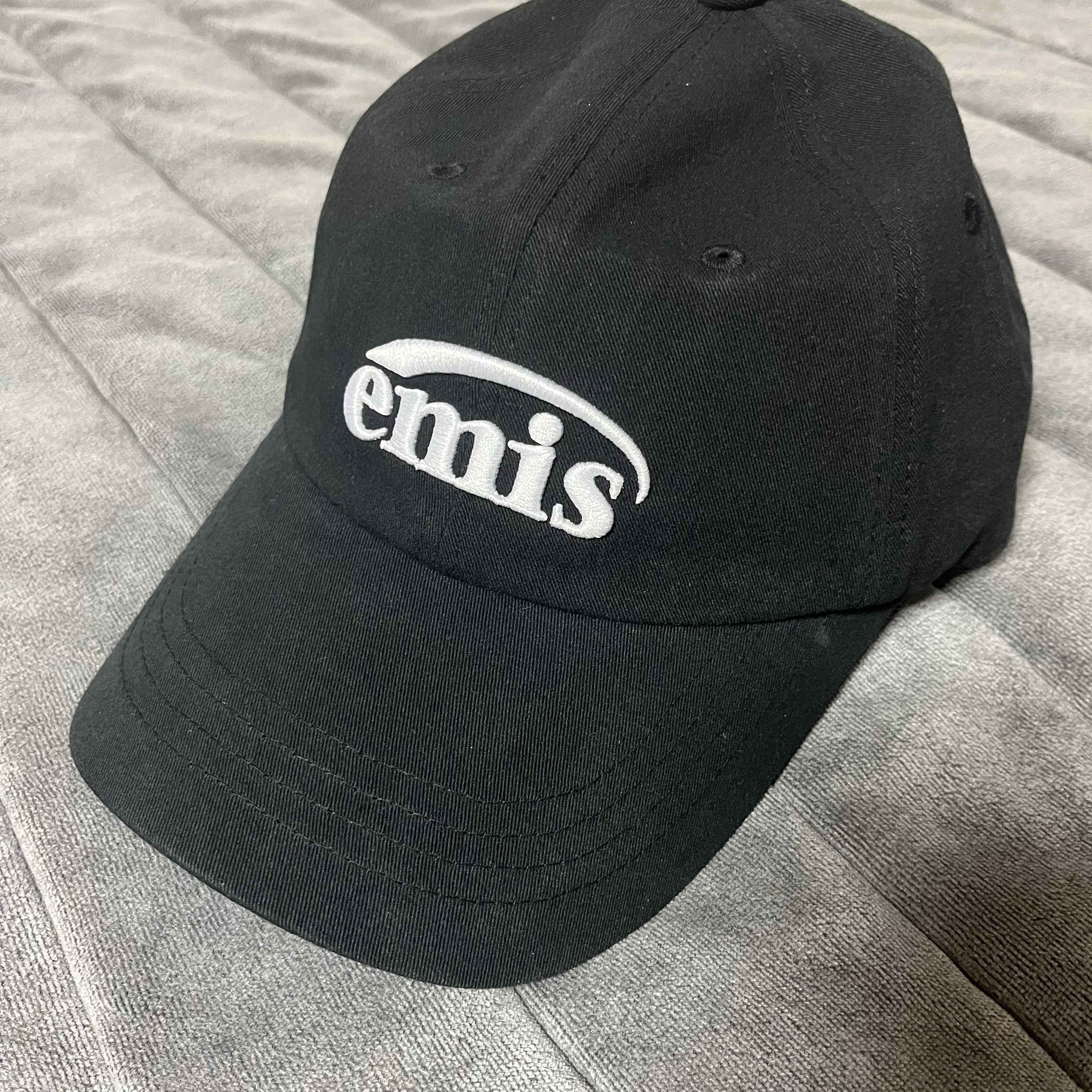 Emis New Logo Emis Cap Black 착용 스타일