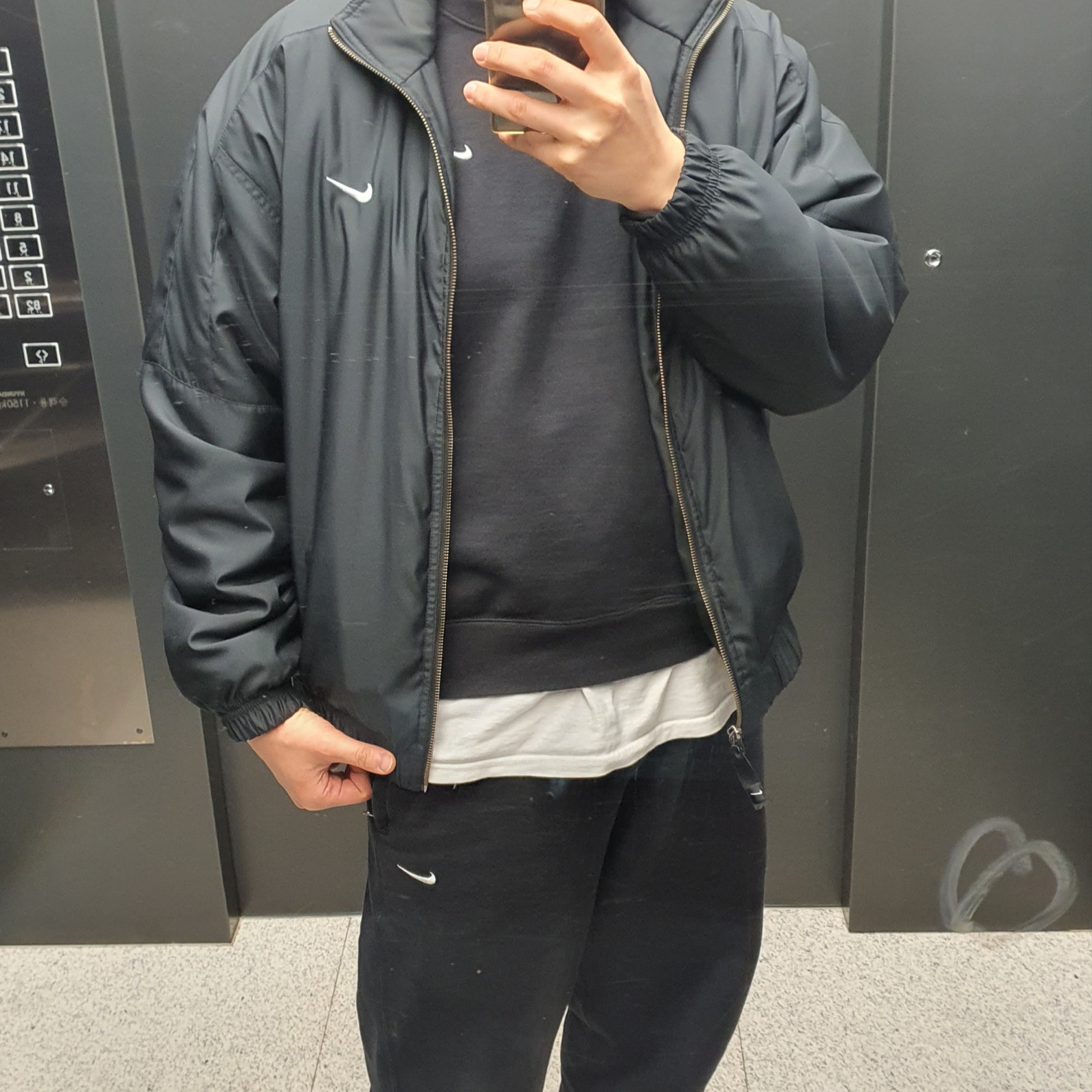 Nike NRG Solo Swoosh Fleece Pants Black - US/EU, Nike NRG Solo Swoosh Crew Fleece Black White - US/EU 착용 스타일