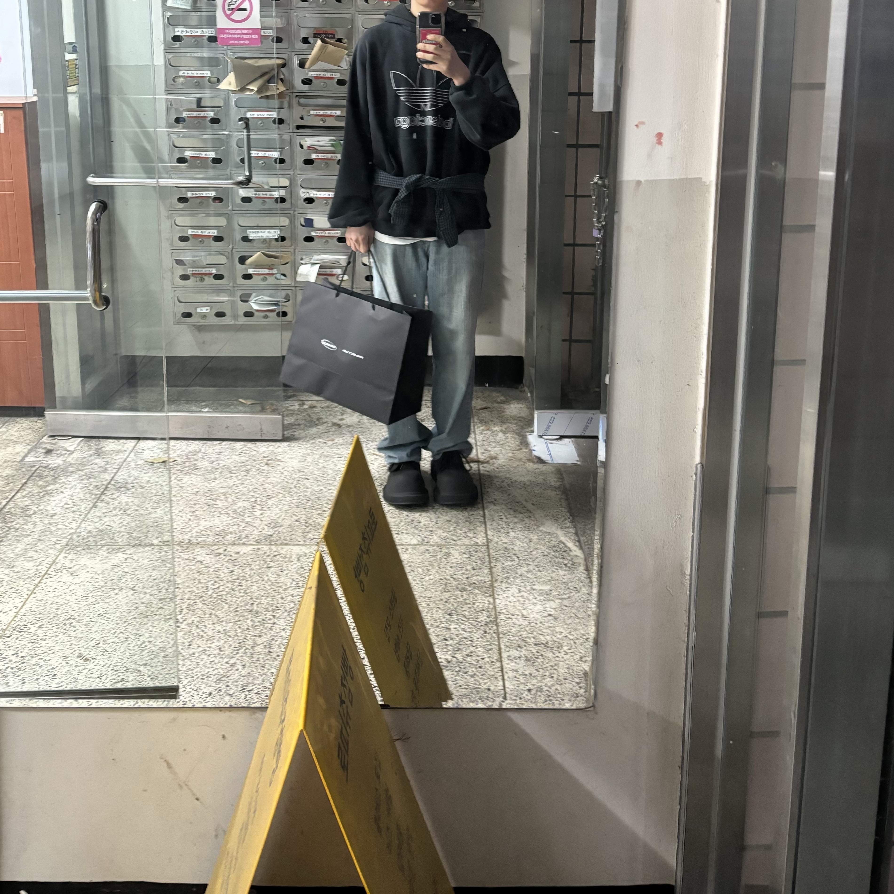 Balenciaga Steroid Derby Black, Balenciaga x Adidas Hoodie Large Fit Black 착용 스타일 - 2