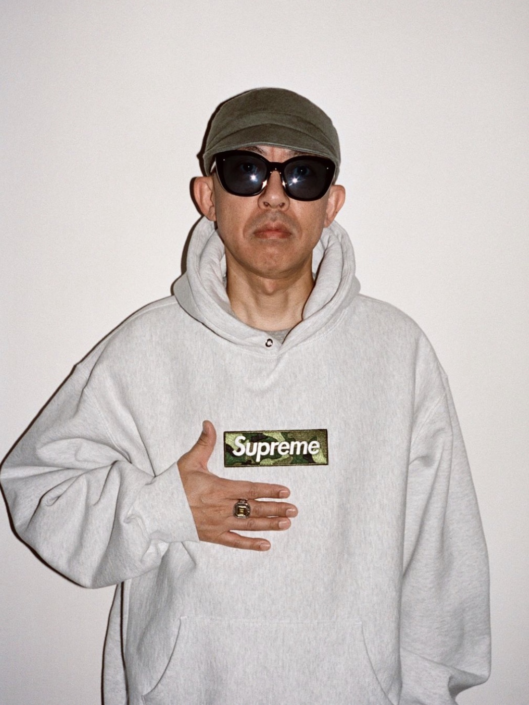 Supreme Box Logo Hooded Sweatshirt Ash Grey - 23FW, Stussy Brushed Out Stock Skullcap Beanie Black 착용 스타일 - 2