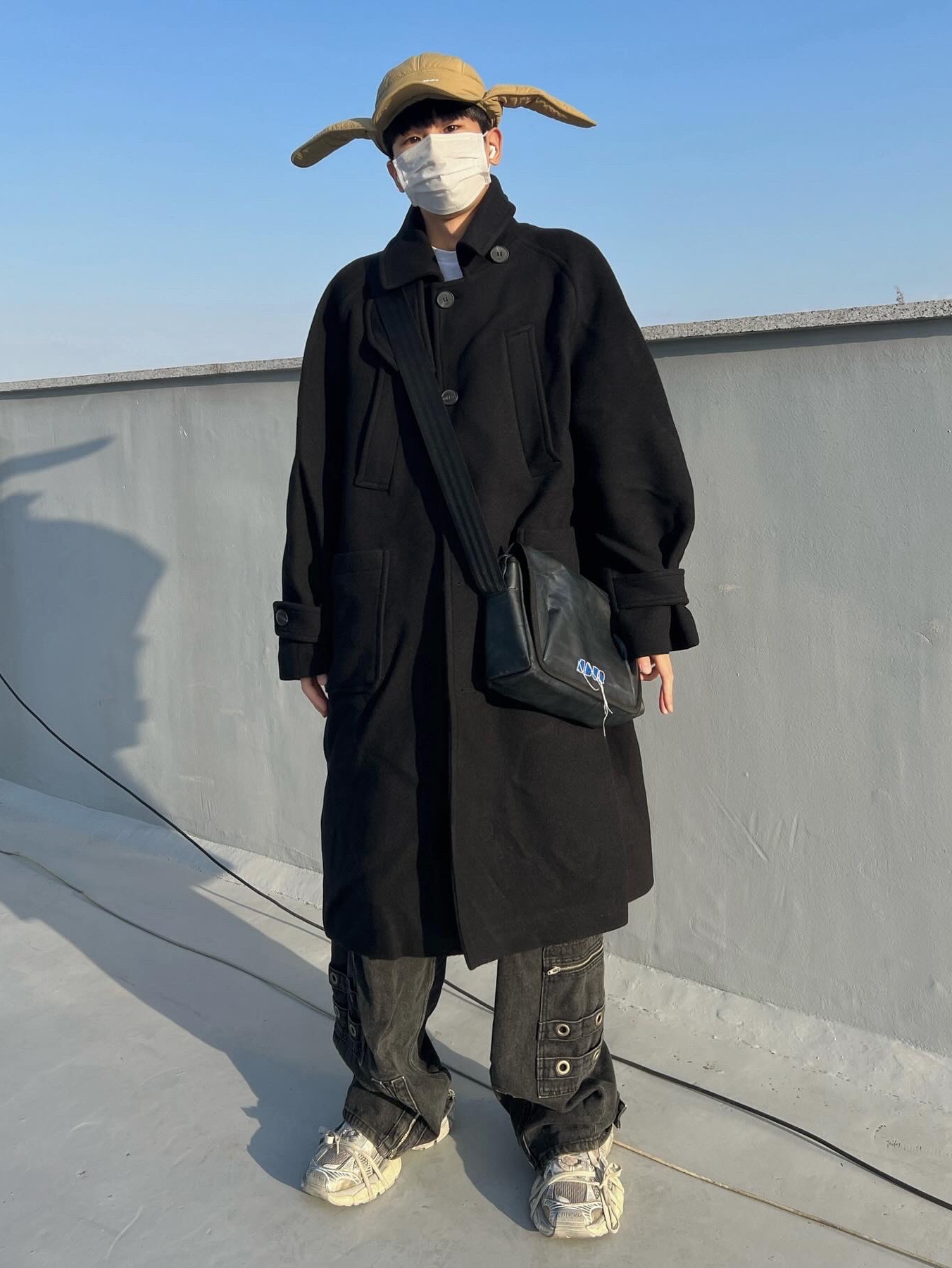 Ader Error Trace Admore Crossbody Bag Black, Undermycar Legion.02 Balmacaan Oversized Wool Coat Black 착용 스타일 - 1
