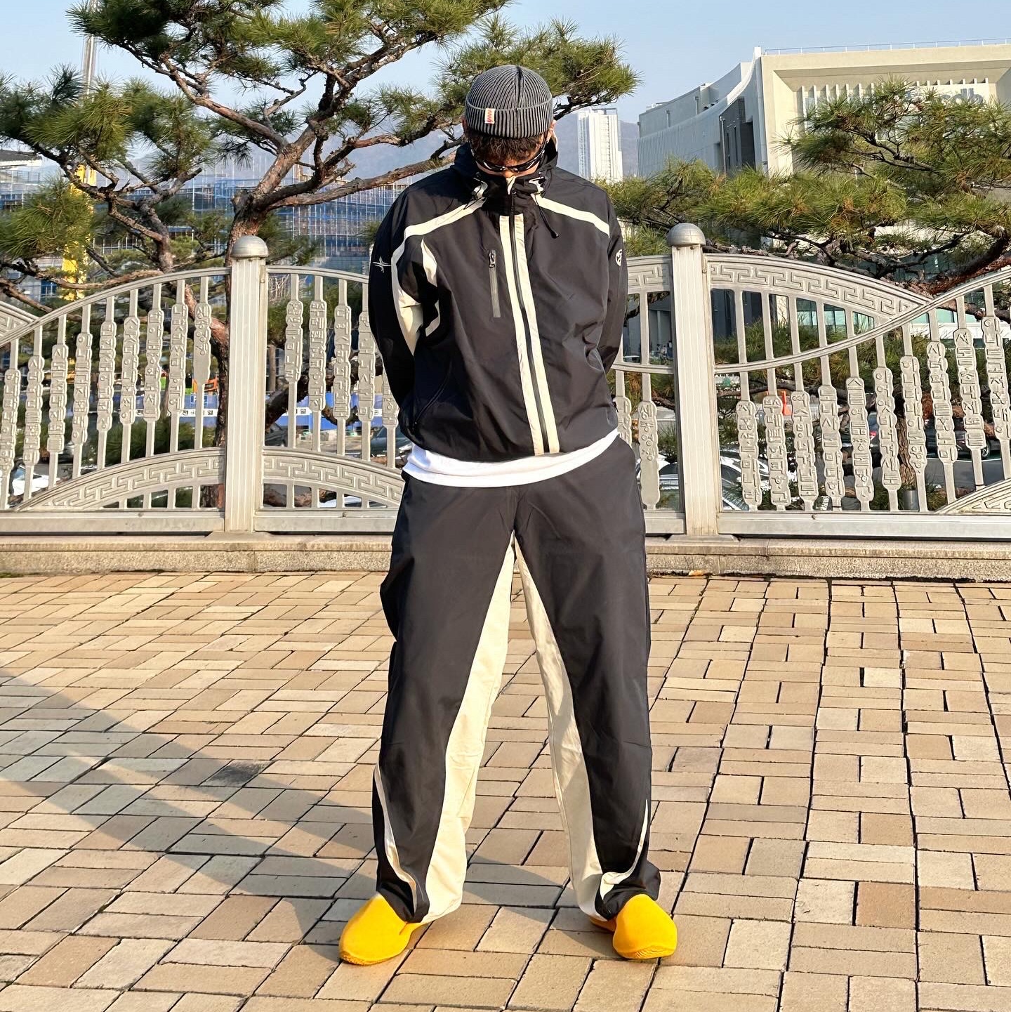 Adidas Yeezy Knit RNR Sulfur 착용 스타일 - 4