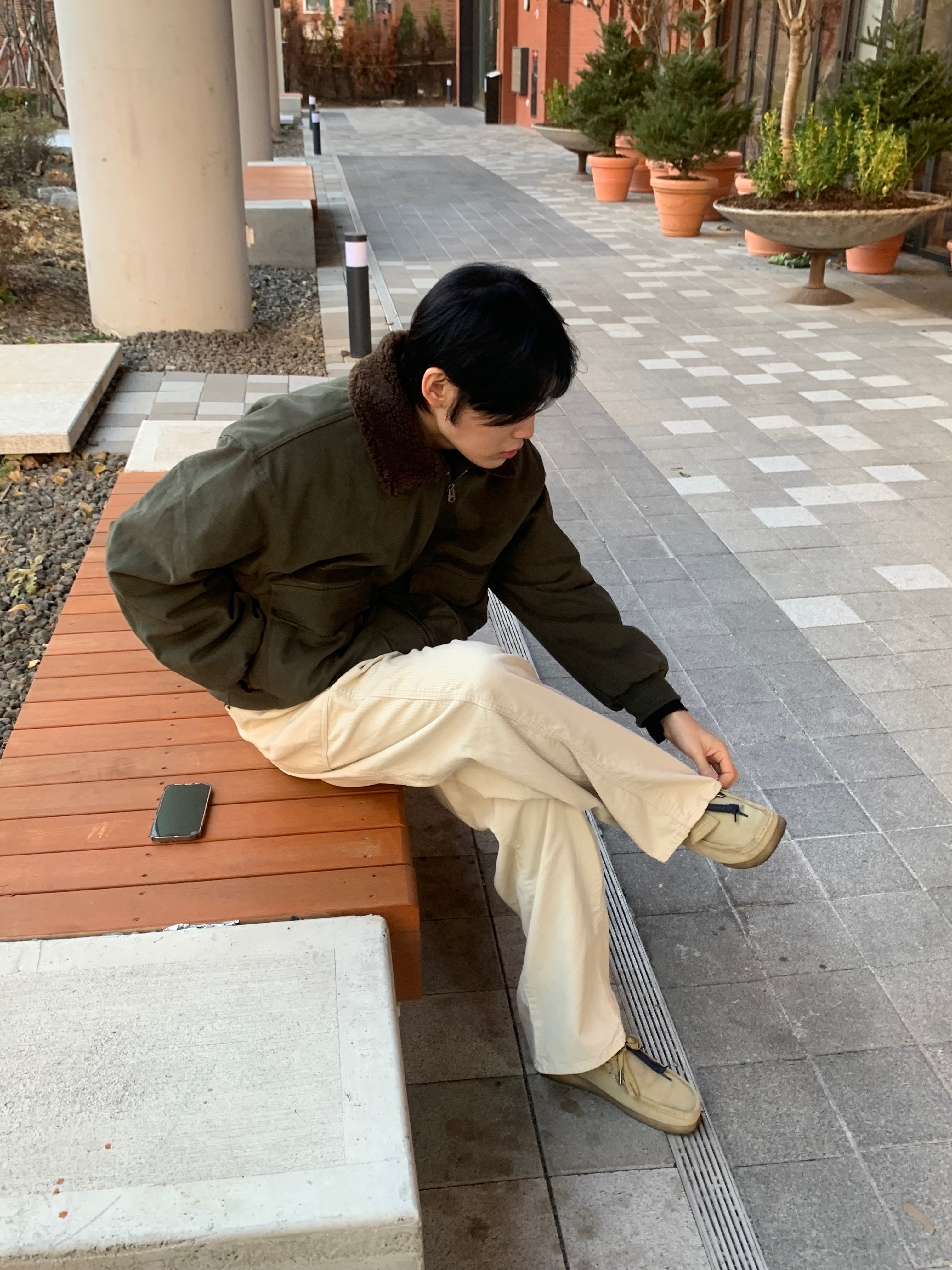 Clarks Wallabee Maple Suede 착용 스타일 - 3