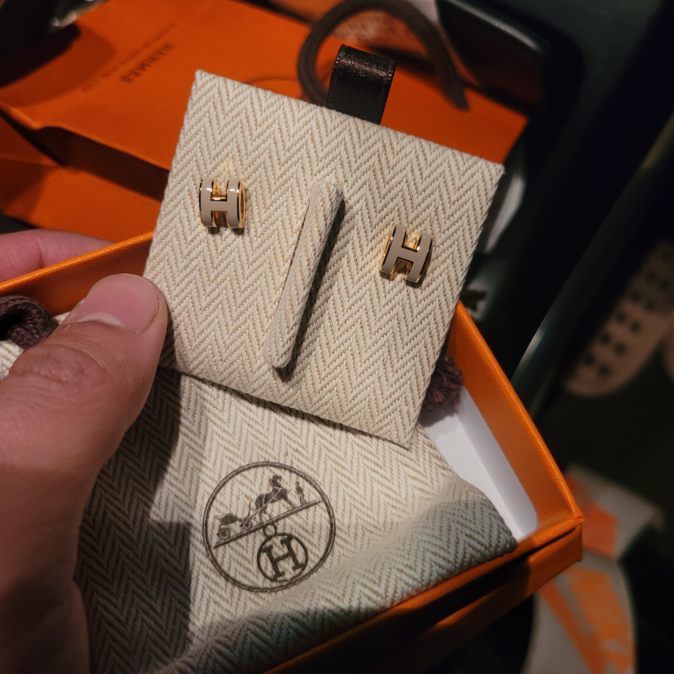 (W) Hermes Mini Pop H Earrings Gold & Marron Glace 착용 스타일