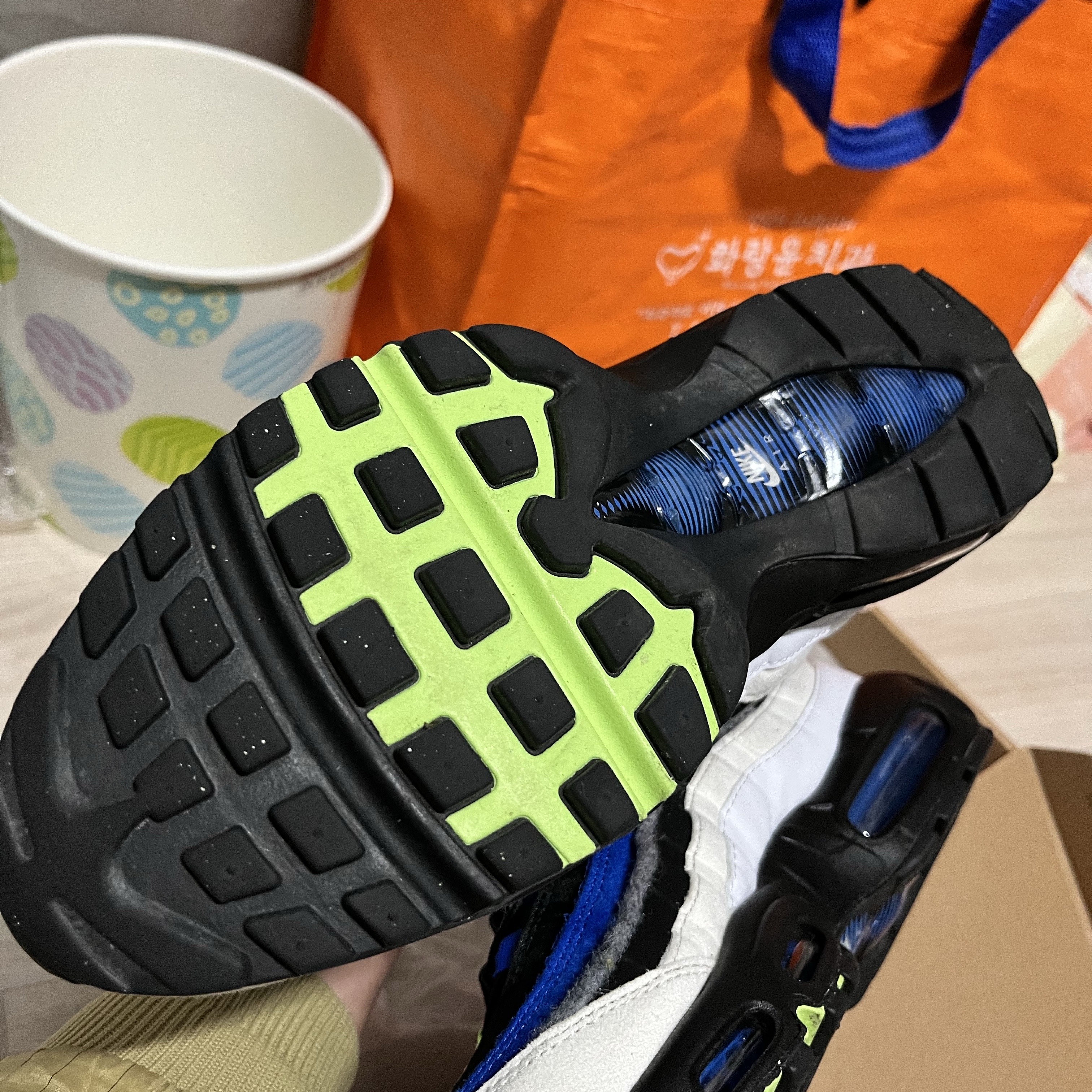 Nike Air Max 95 SE Black Game Royal 착용 스타일 - 3