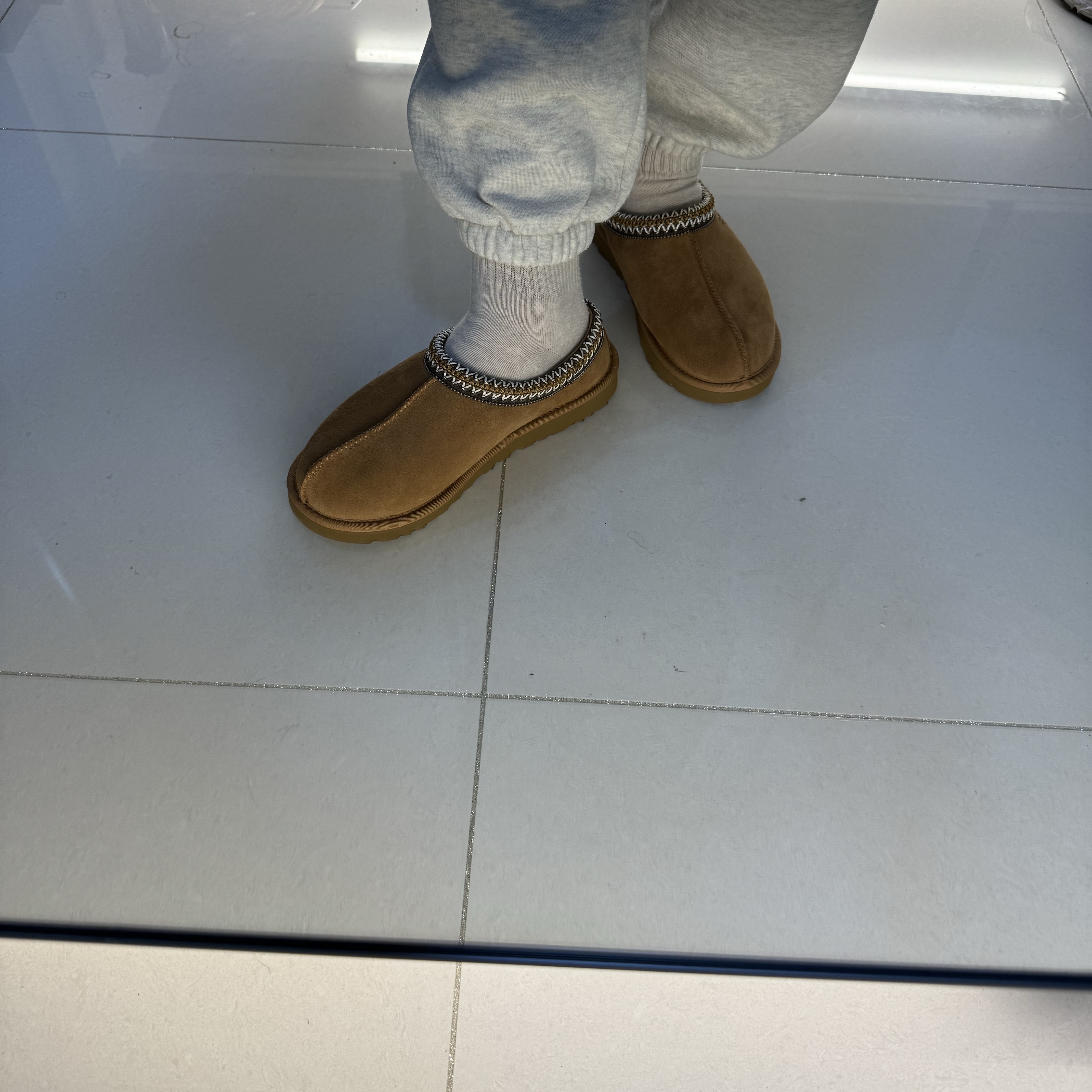 UGG Tasman Slipper Chestnut 착용 스타일 - 4