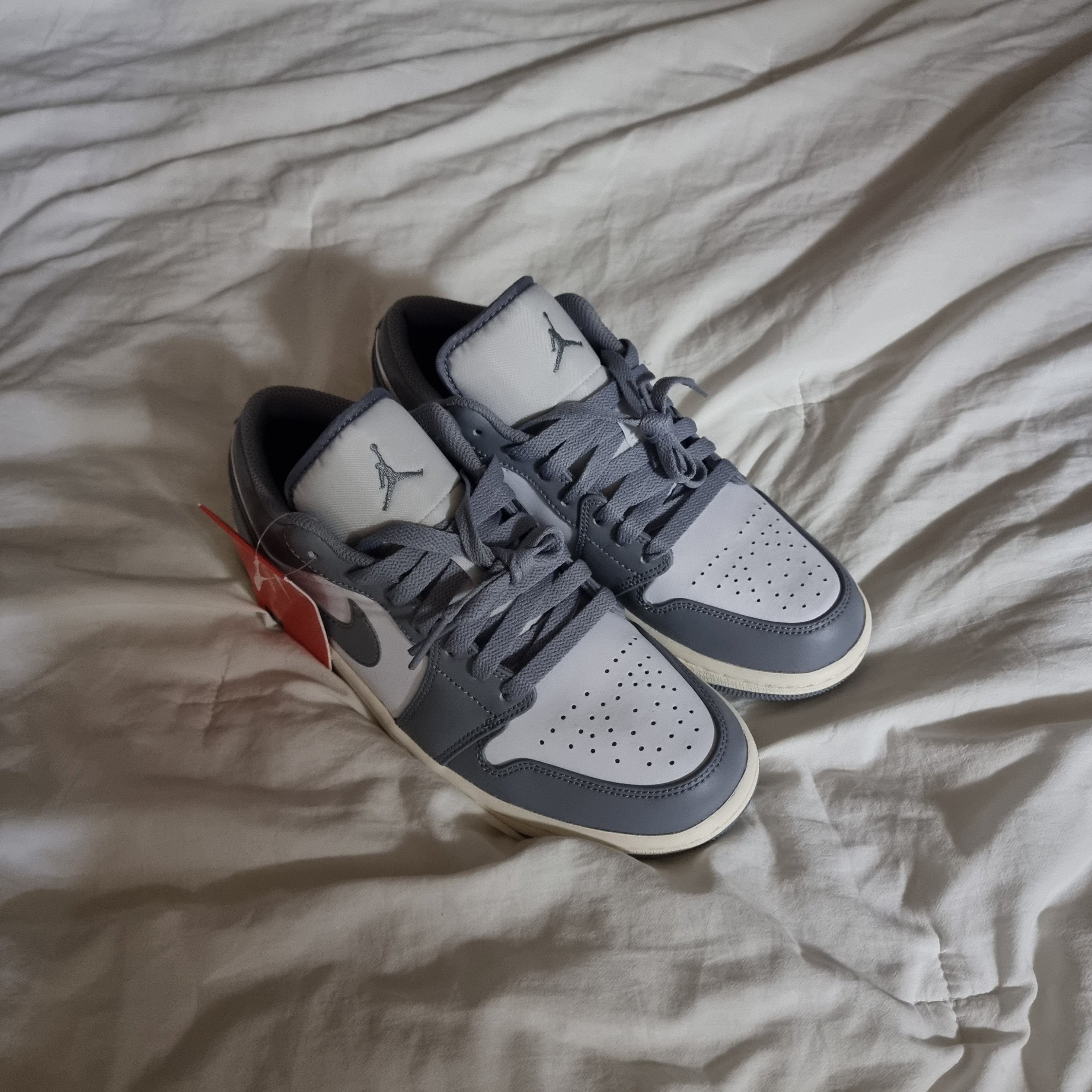 Jordan 1 Low Stealth and White 착용 스타일