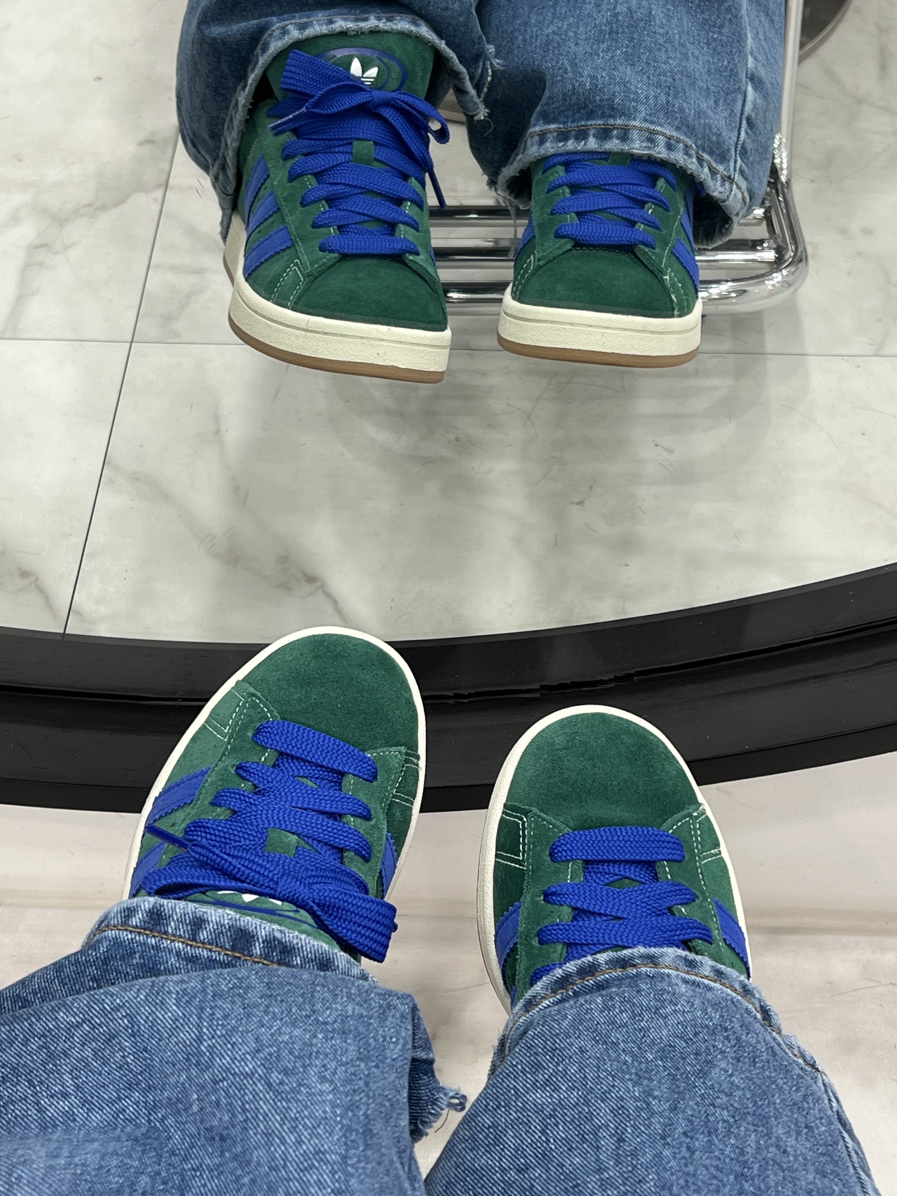 Adidas Campus 00s Dark Green Semi Lucid Blue 착용 스타일 - 3