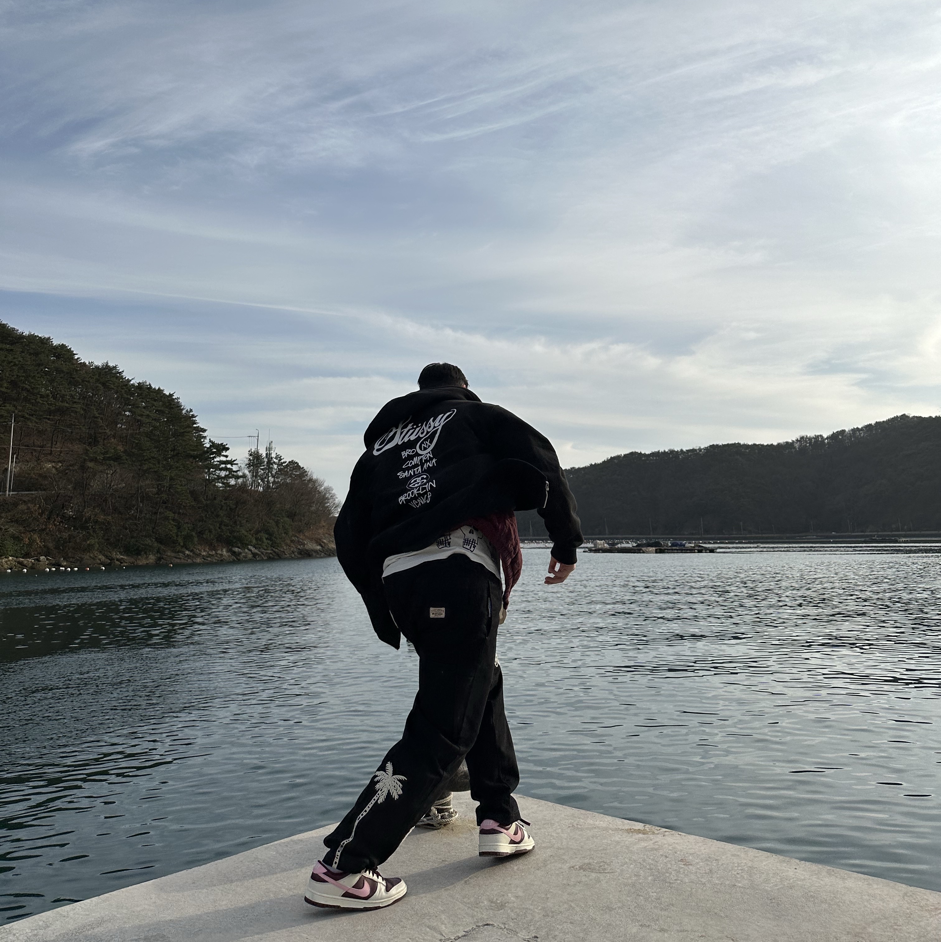 Stussy World Tour Zip Hoodie Black 2022, Stussy Noma Icon Beach Pants Washed Black 착용 스타일 - 2