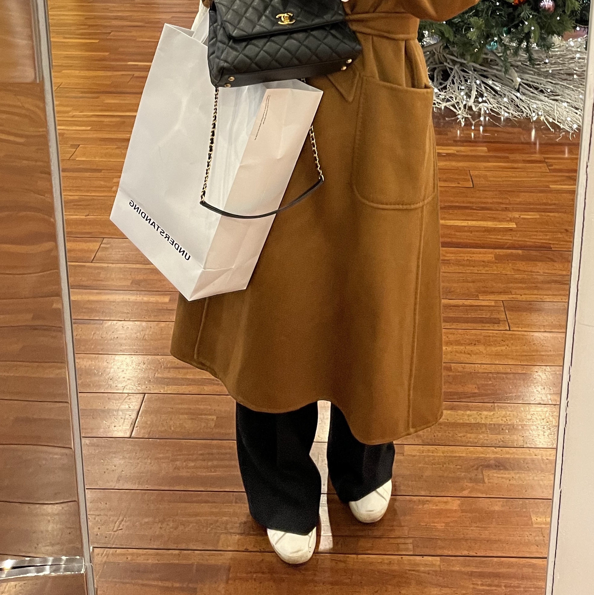 (W) Golden Goose Superstar White Black Heel Tab Sneakers, Chanel Flap Bag with Top Handle Grained Calfskin & Gold Black 착용 스타일
