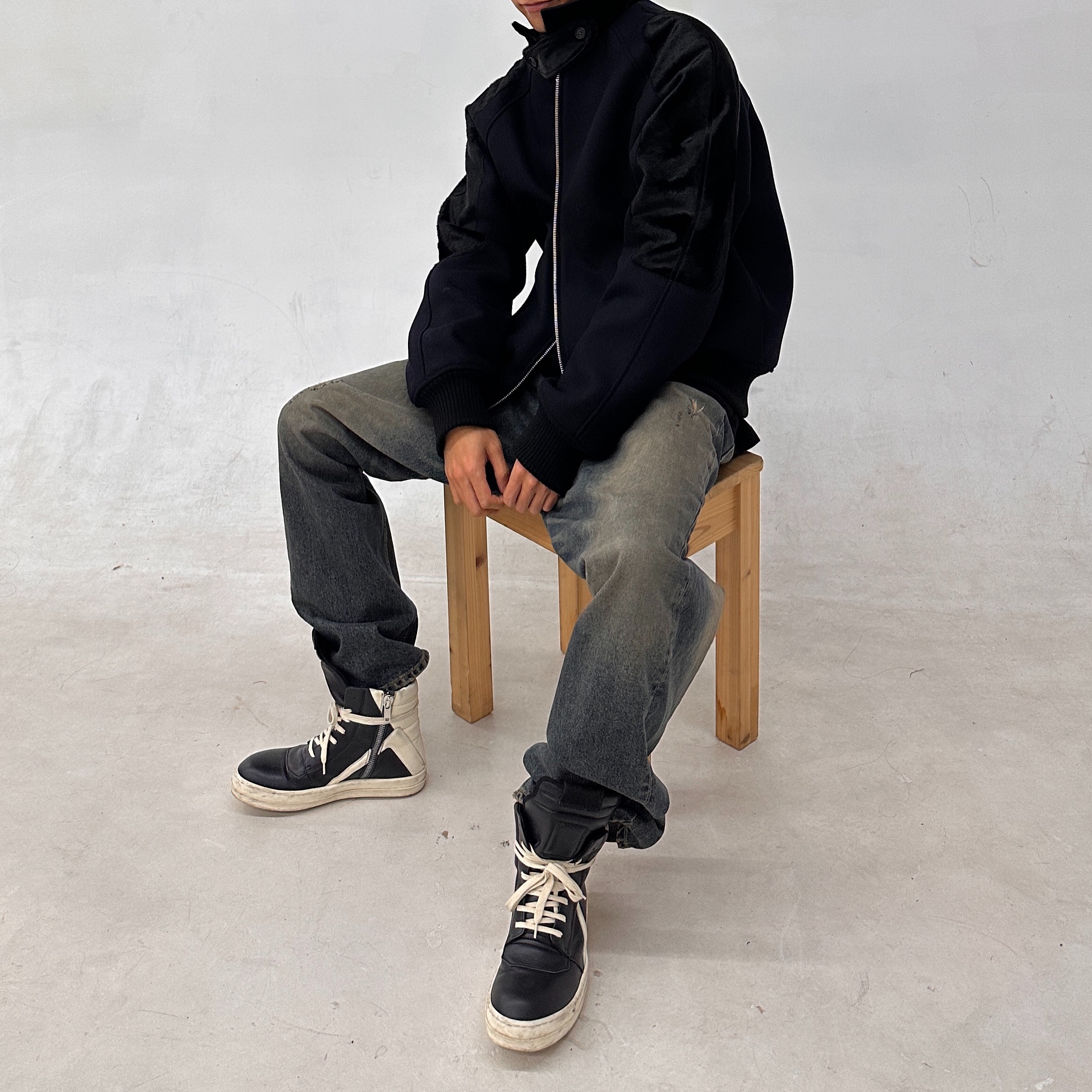 Undermycar Legiana Calf Hair Blouson Iris - 23FW, Undermycar Iek Hand Brush Washed Wide Jeans Corrosion Blue - 23FW 착용 스타일 - 1