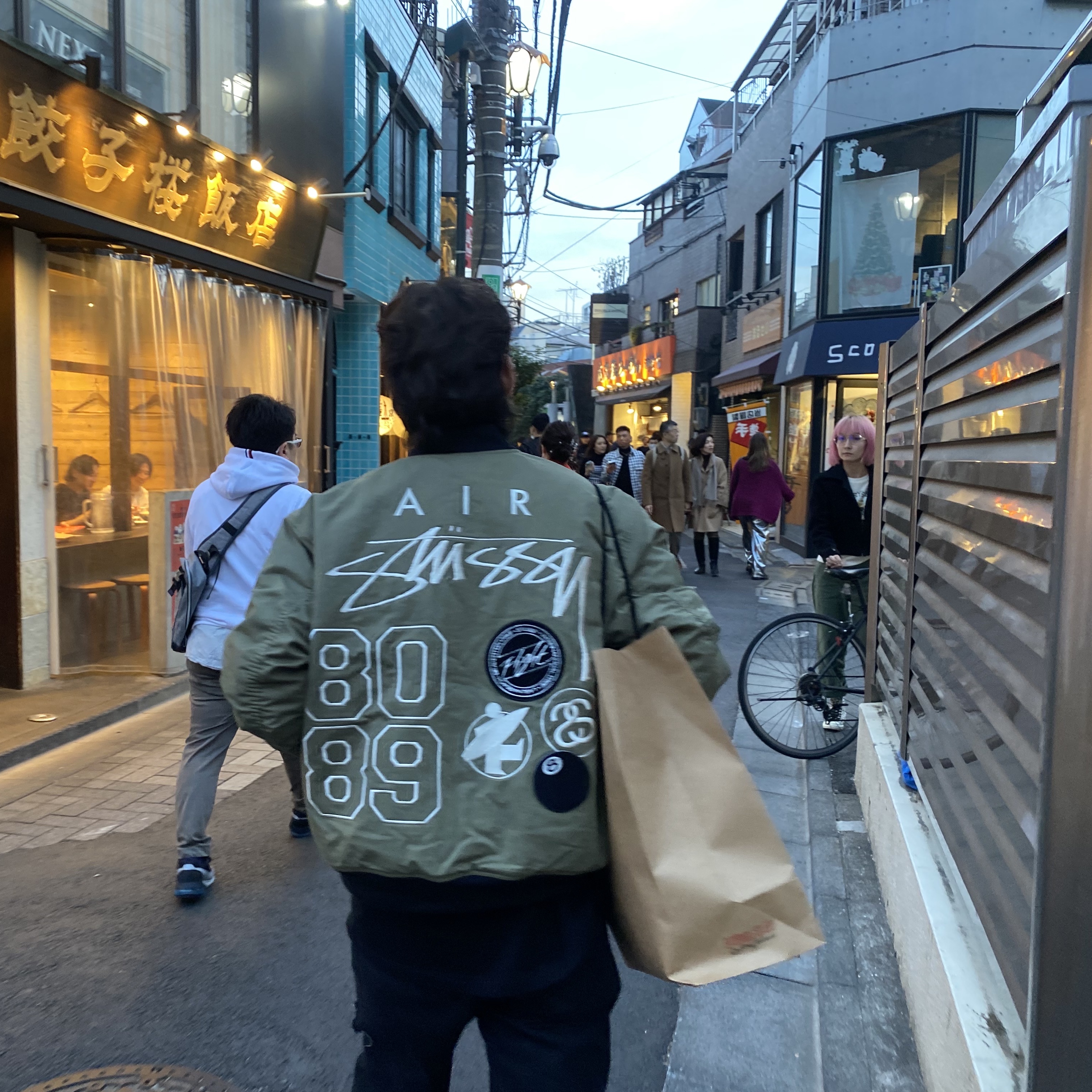 Nike x Stussy Reversible Jacket Medium Olive (FJ9153-222) 착용 스타일