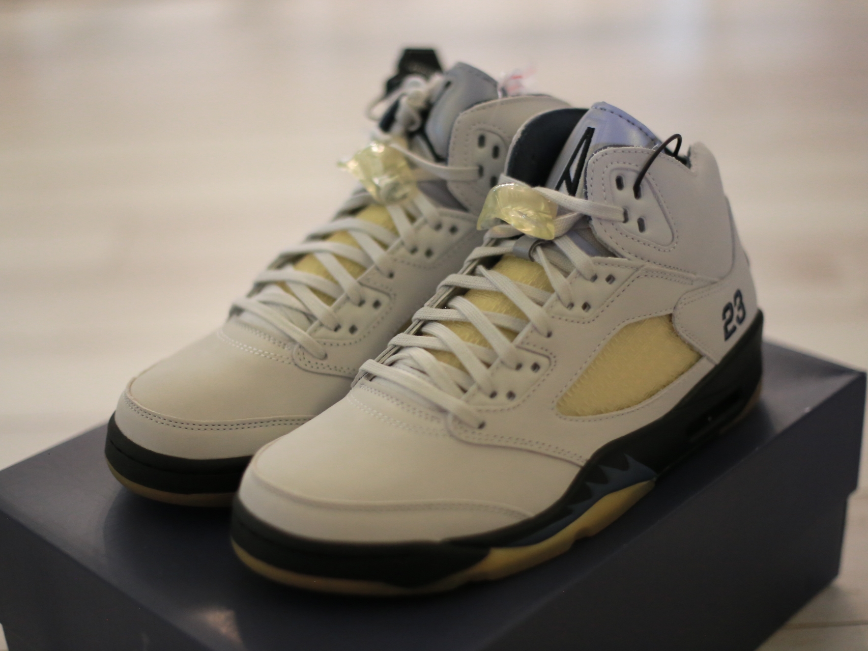 (W) Jordan 5 x A Ma Maniere Retro Dawn, Jordan 5 Fusion Varsity White Red 착용 스타일 - 2
