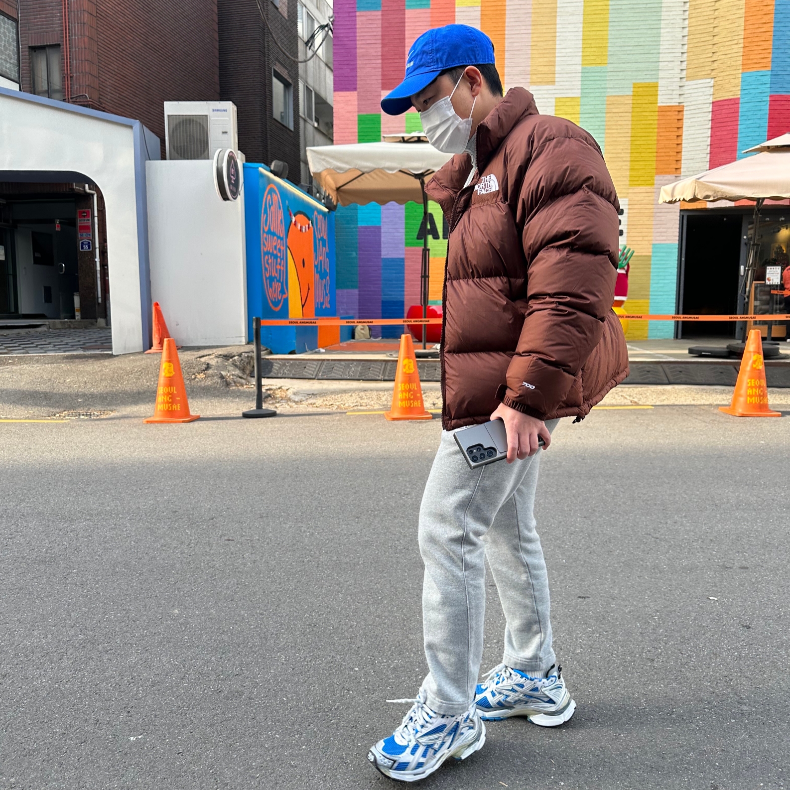 The North Face 1996 Retro Nuptse Jacket Dark Oak, Balenciaga Runner Sneakers Blue White 착용 스타일 - 1