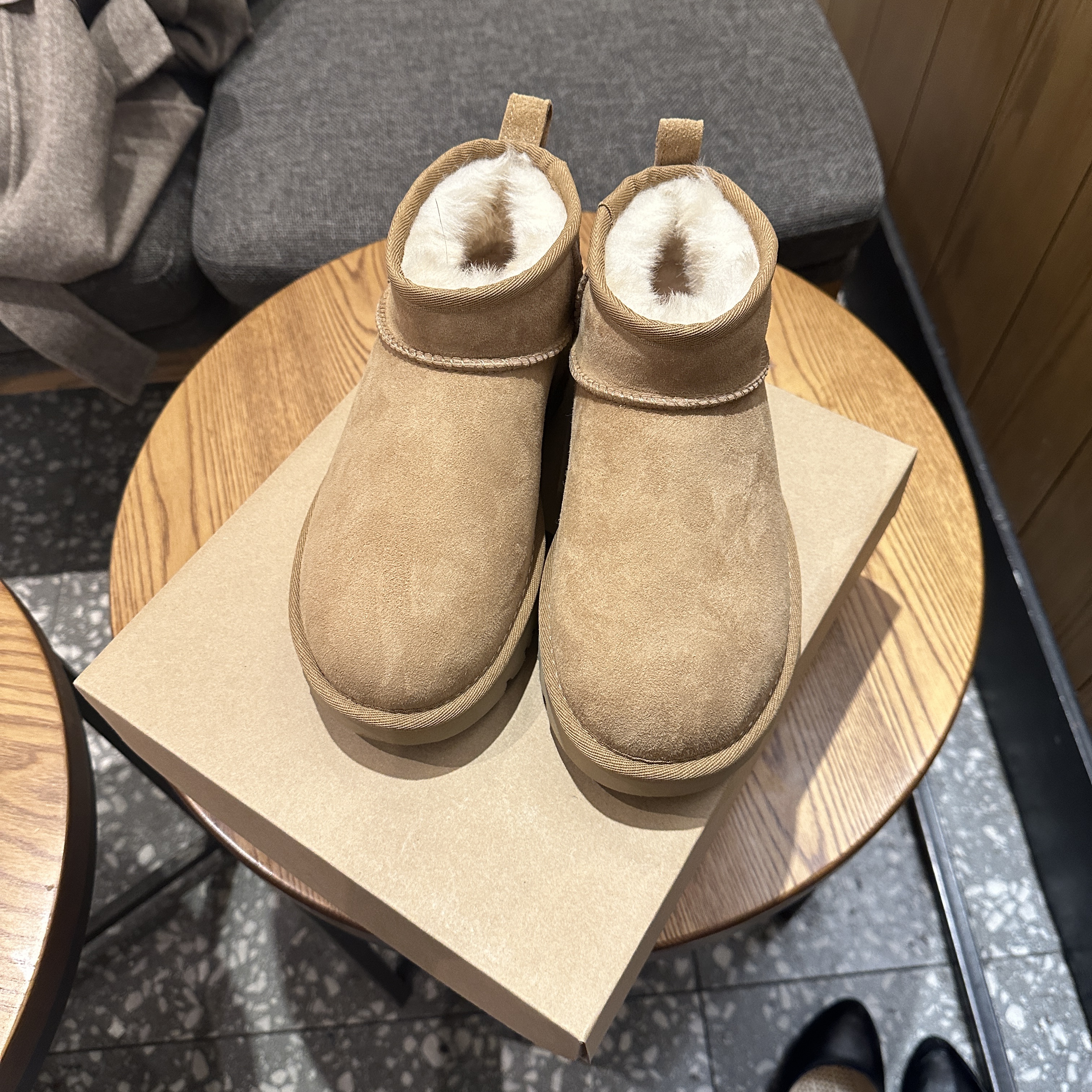 (W) UGG Classic Ultra Mini Boots Chestnut 착용 스타일 - 1