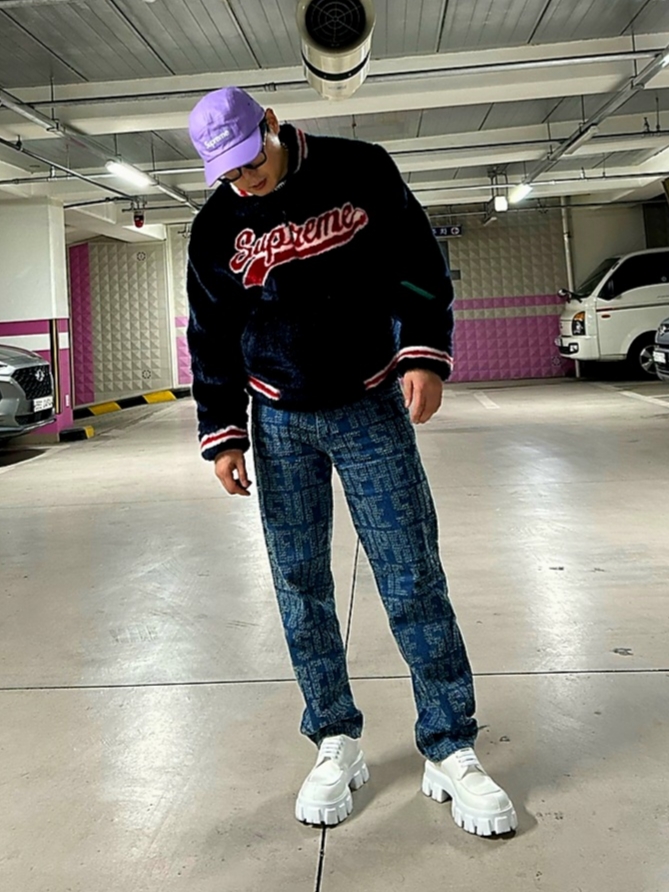 Supreme Faux Fur Varsity Jacket Black - 20SS, Supreme Needle Punch Regular Jean Washed Blue - 23FW 착용 스타일 - 3