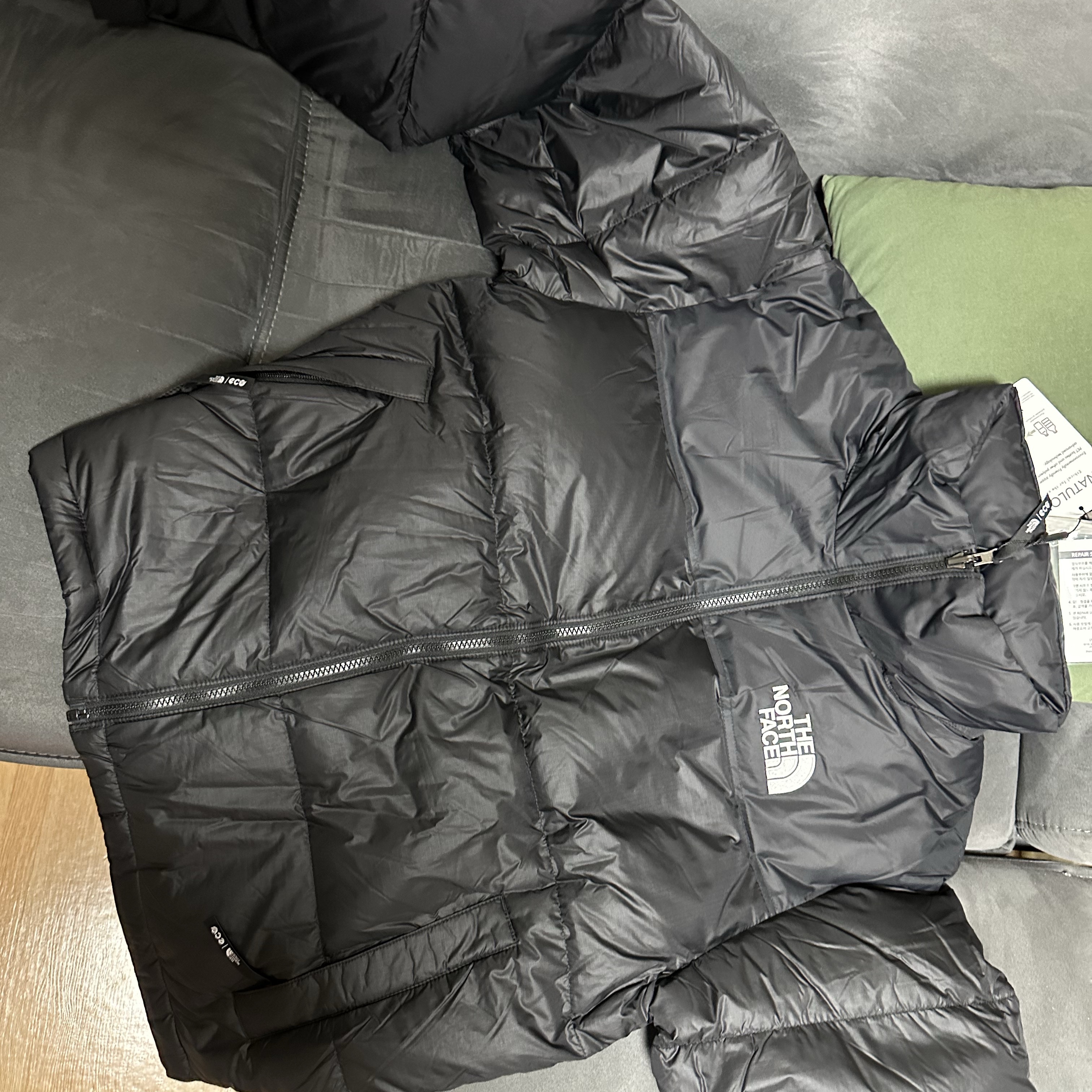 The North Face 1996 Eco Nuptse Jacket Black 착용 스타일 - 1