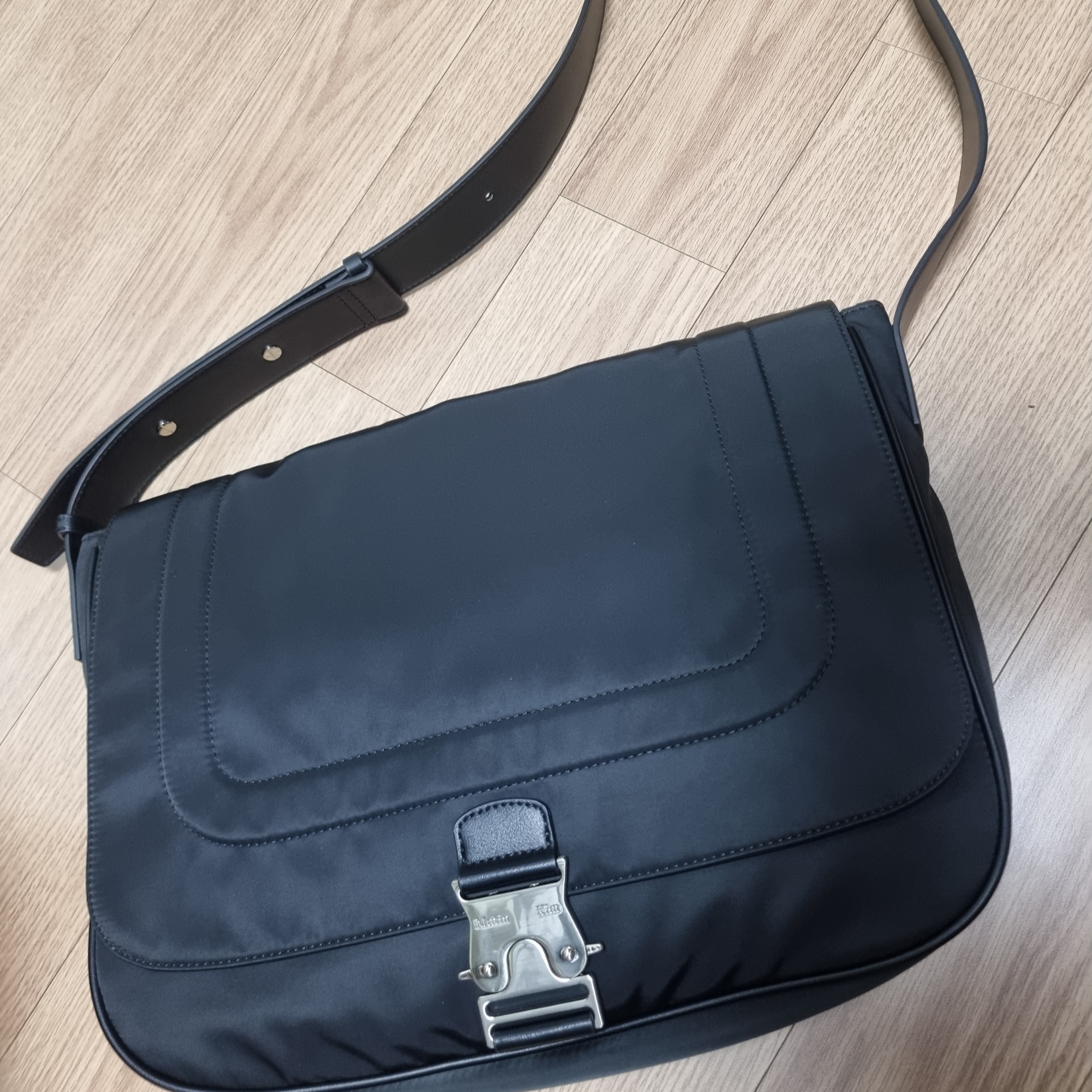 Matin Kim Big Buckle Bag Black 착용 스타일