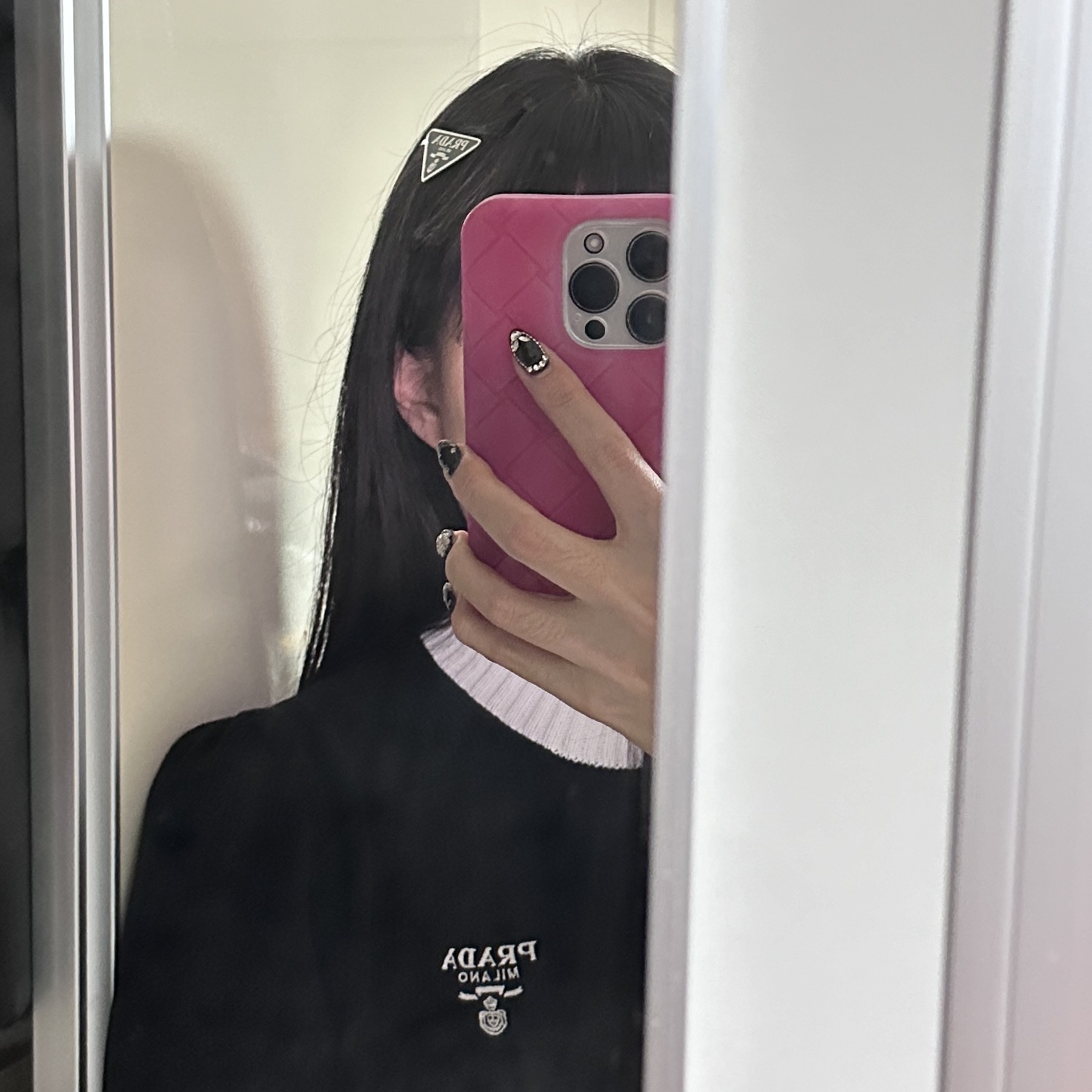 (W) Prada Cotton Crewneck Sweater Black White, (W) Prada Metal Hair Clips Black 착용 스타일 - 3