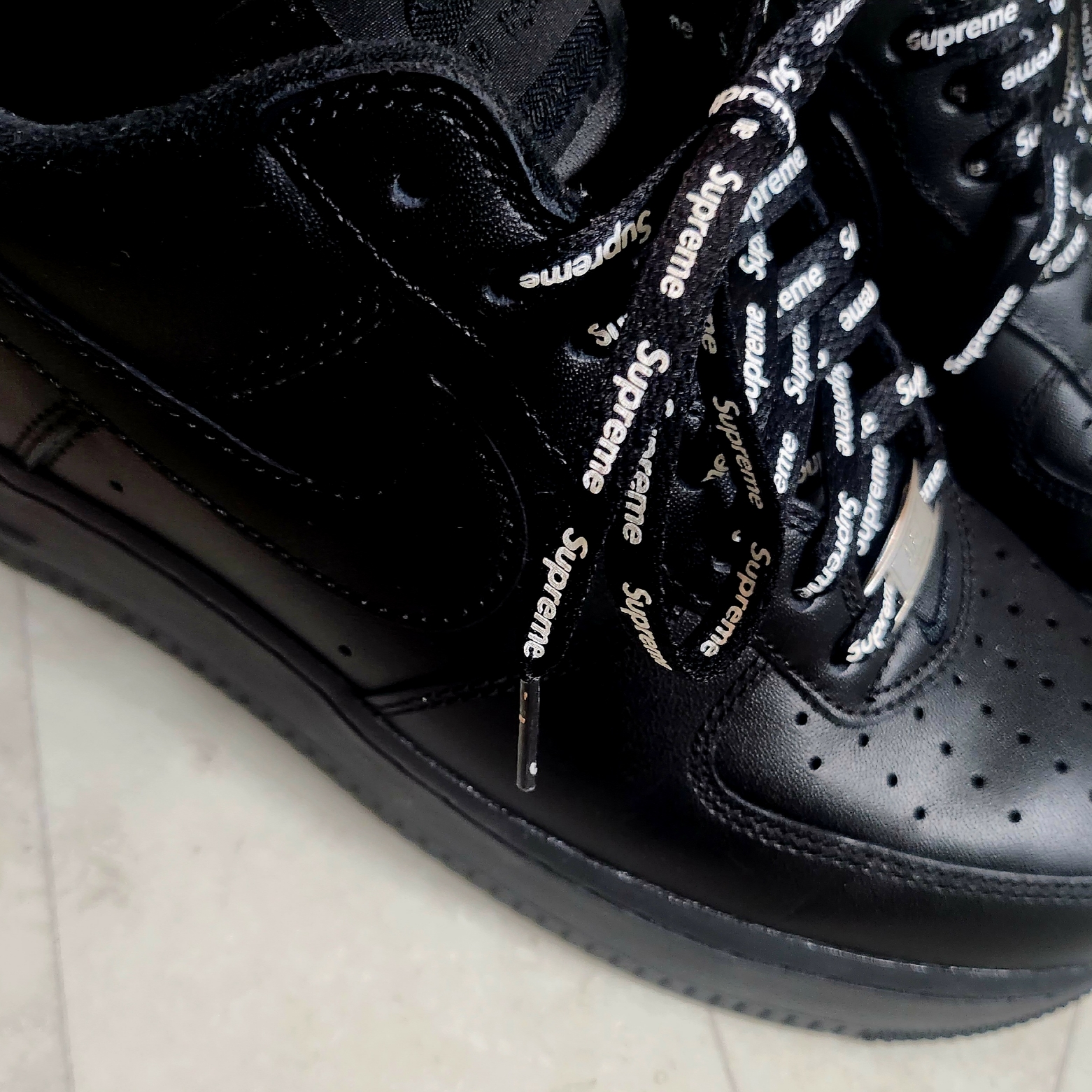 Nike x Supreme Air Force 1 Low Black 착용 스타일