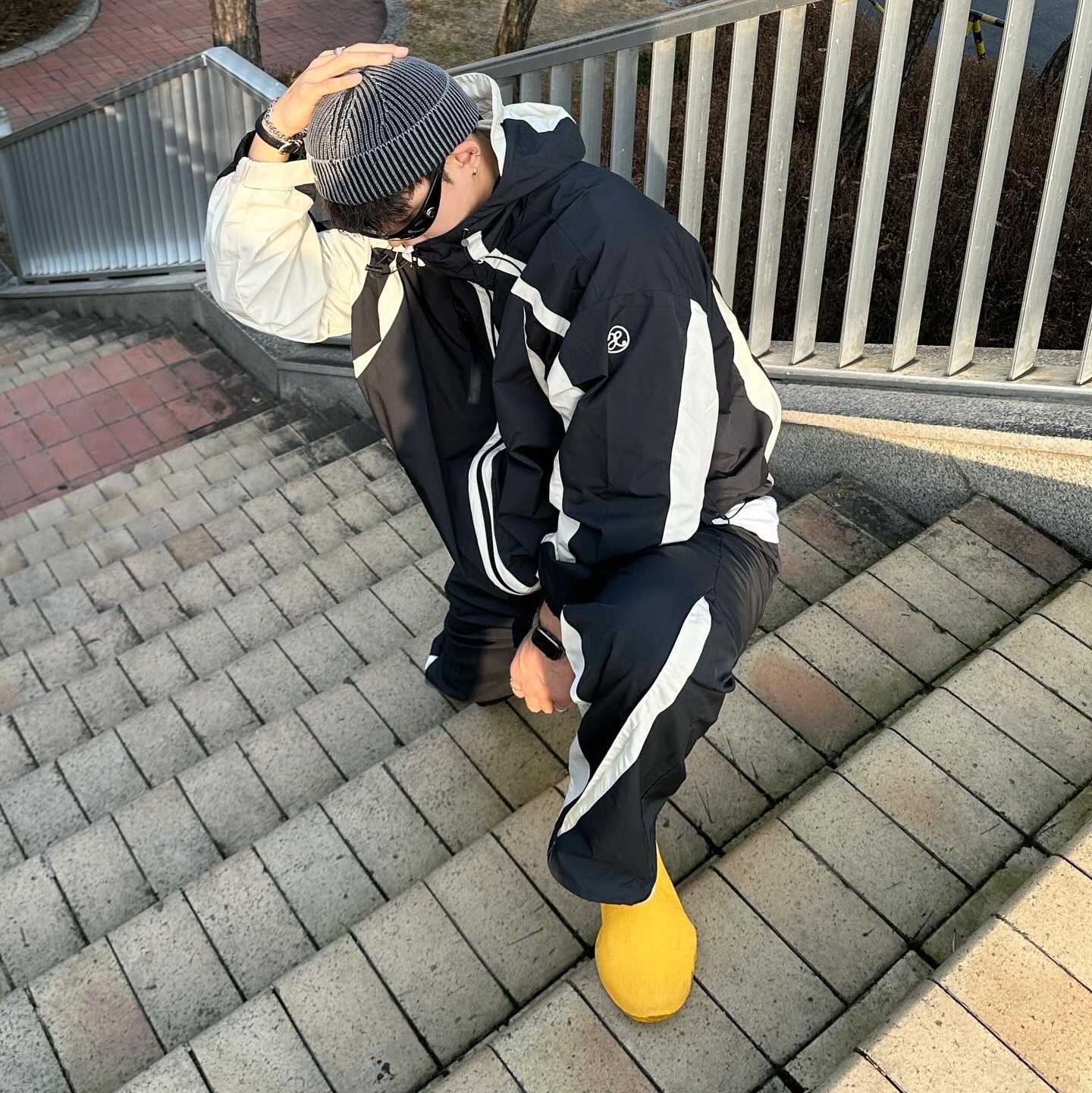 Adidas Yeezy Knit RNR Sulfur 착용 스타일 - 1