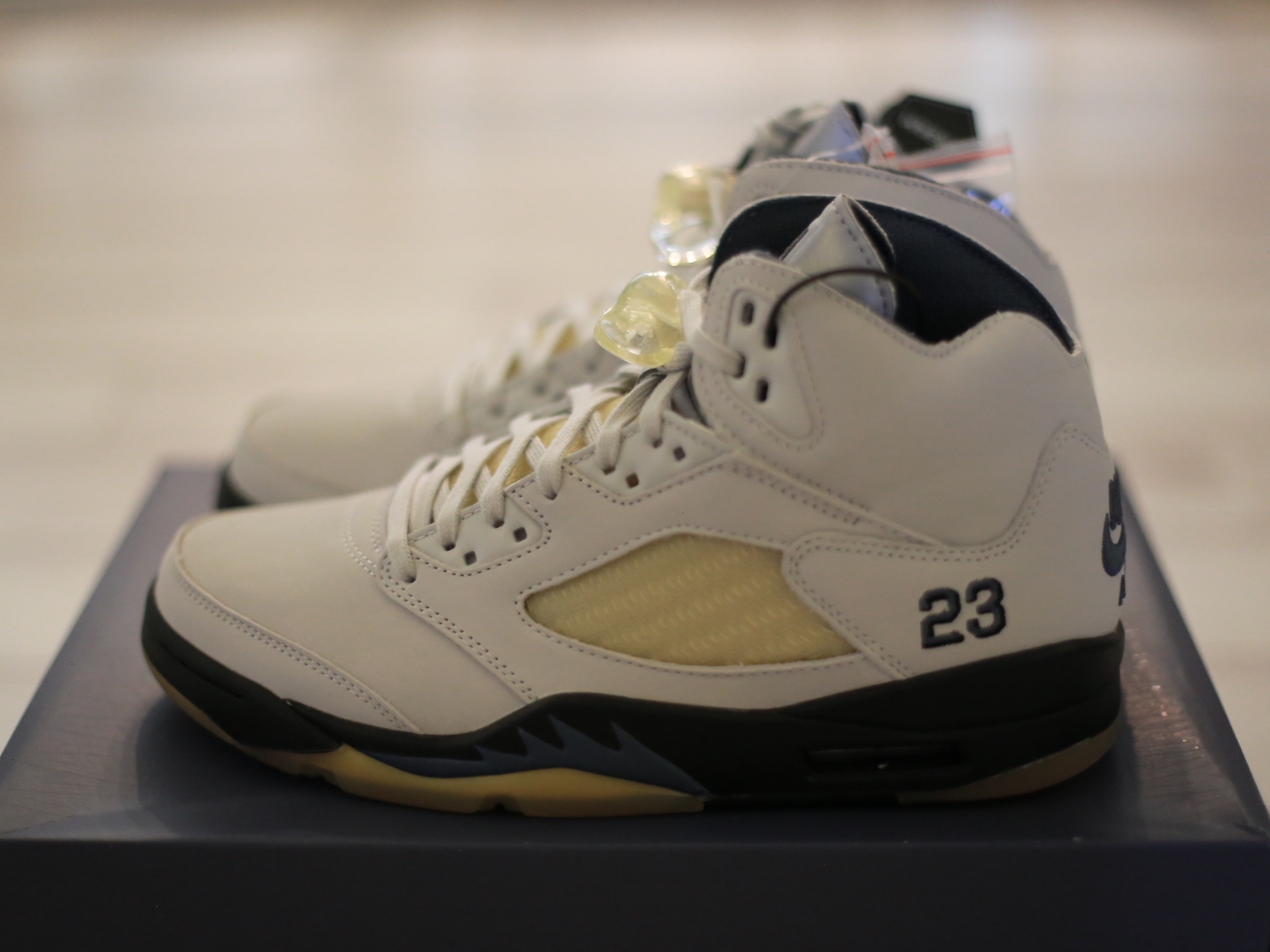 (W) Jordan 5 x A Ma Maniere Retro Dawn, Jordan 5 Fusion Varsity White Red 착용 스타일 - 1