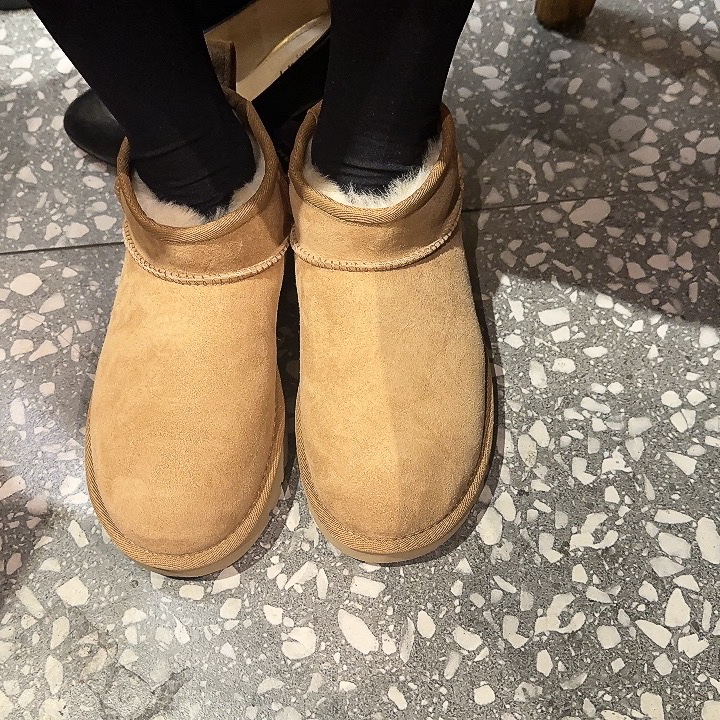 (W) UGG Classic Ultra Mini Boots Chestnut 착용 스타일 - 2