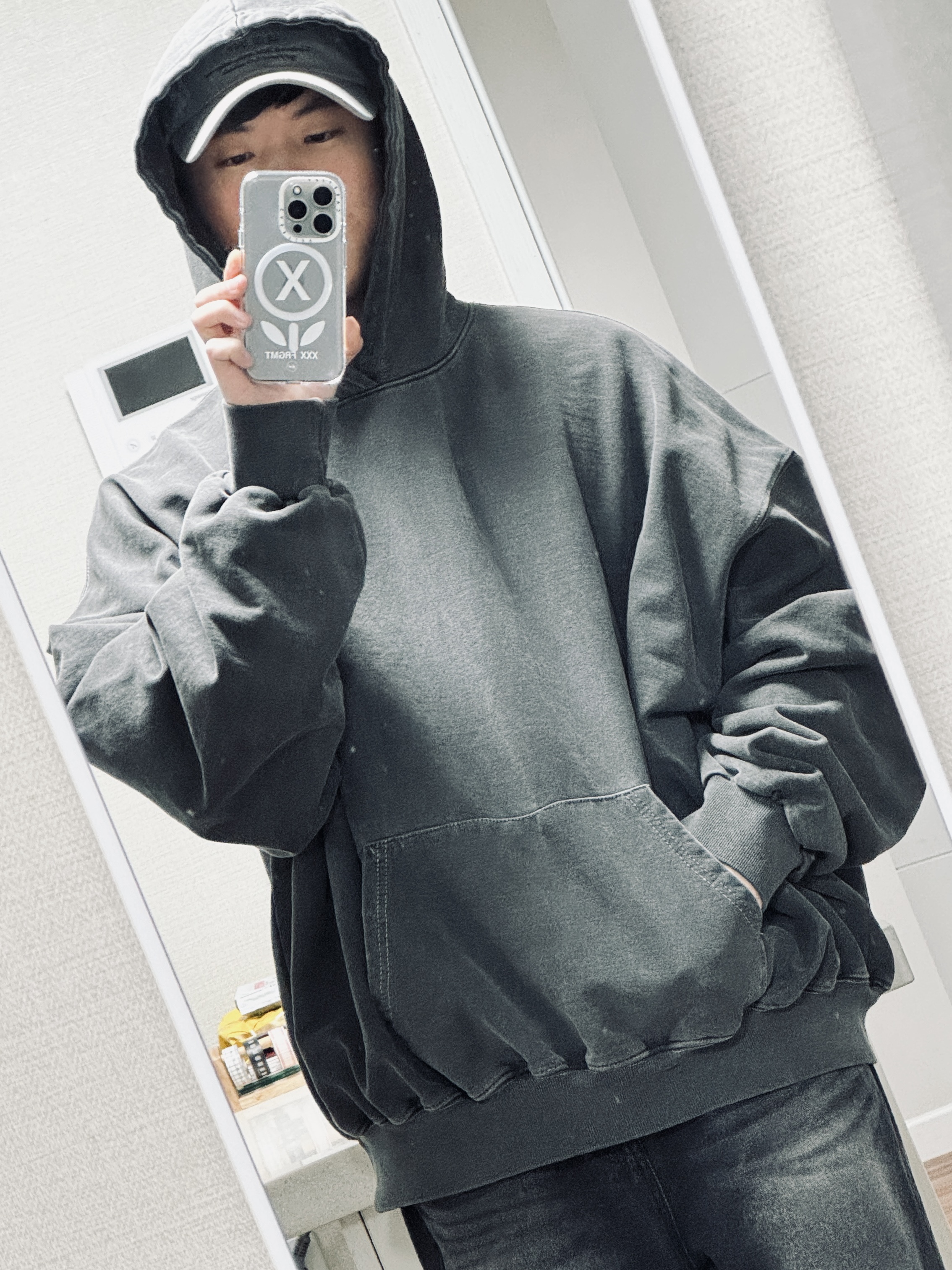 Undermycar Mu.08 Anti Fxxking Logo Play Oversized Pigment Hoodie Gray, Casetify x Fragment x God Selection XXX Flower White iphone Magsafe Case Clear White Camera Ring 착용 스타일 - 1