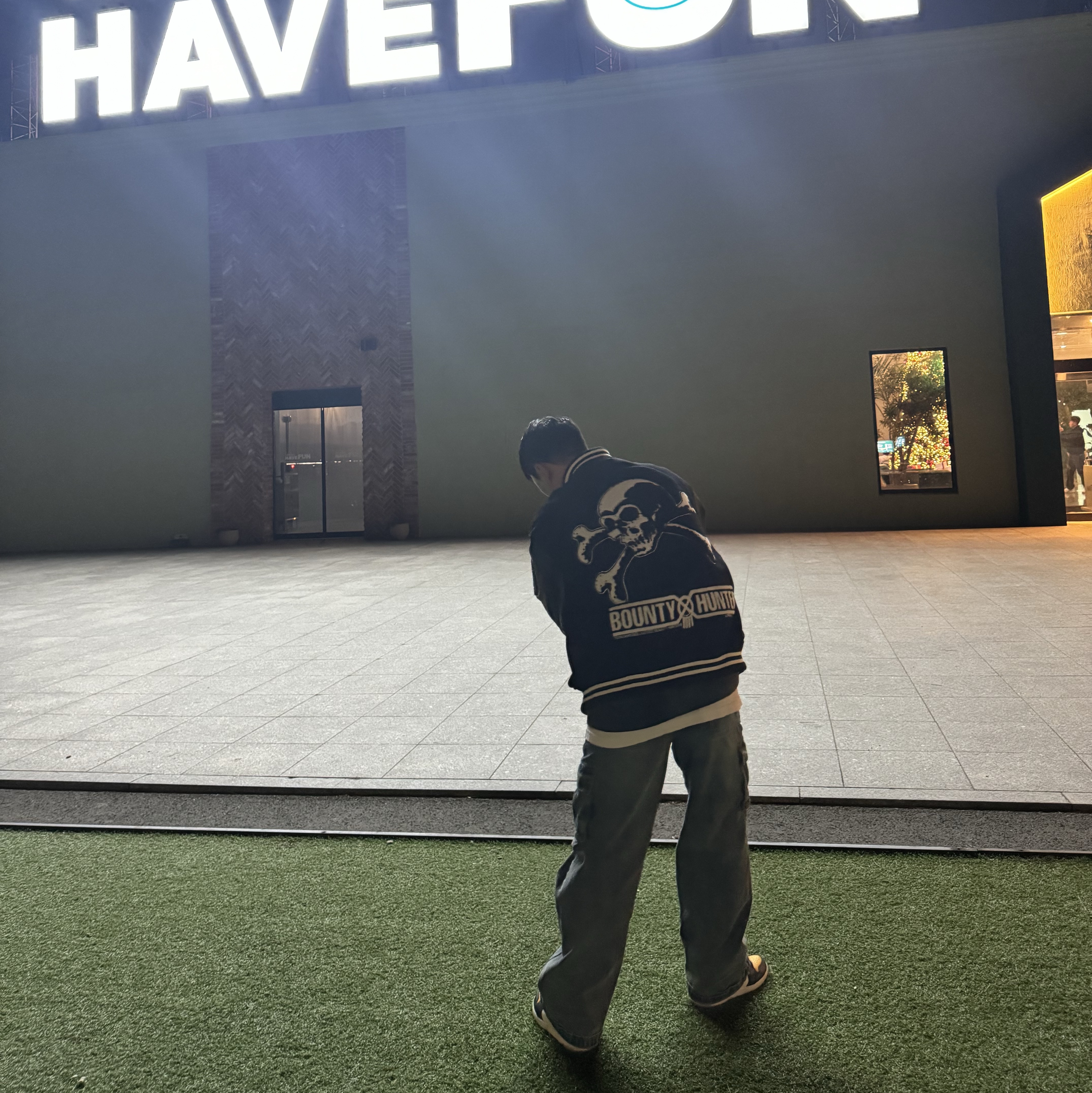 Supreme x Bounty Hunter Varsity Jacket Black - 23FW, Supreme Webbing Keychain Red - 20FW 착용 스타일 - 2