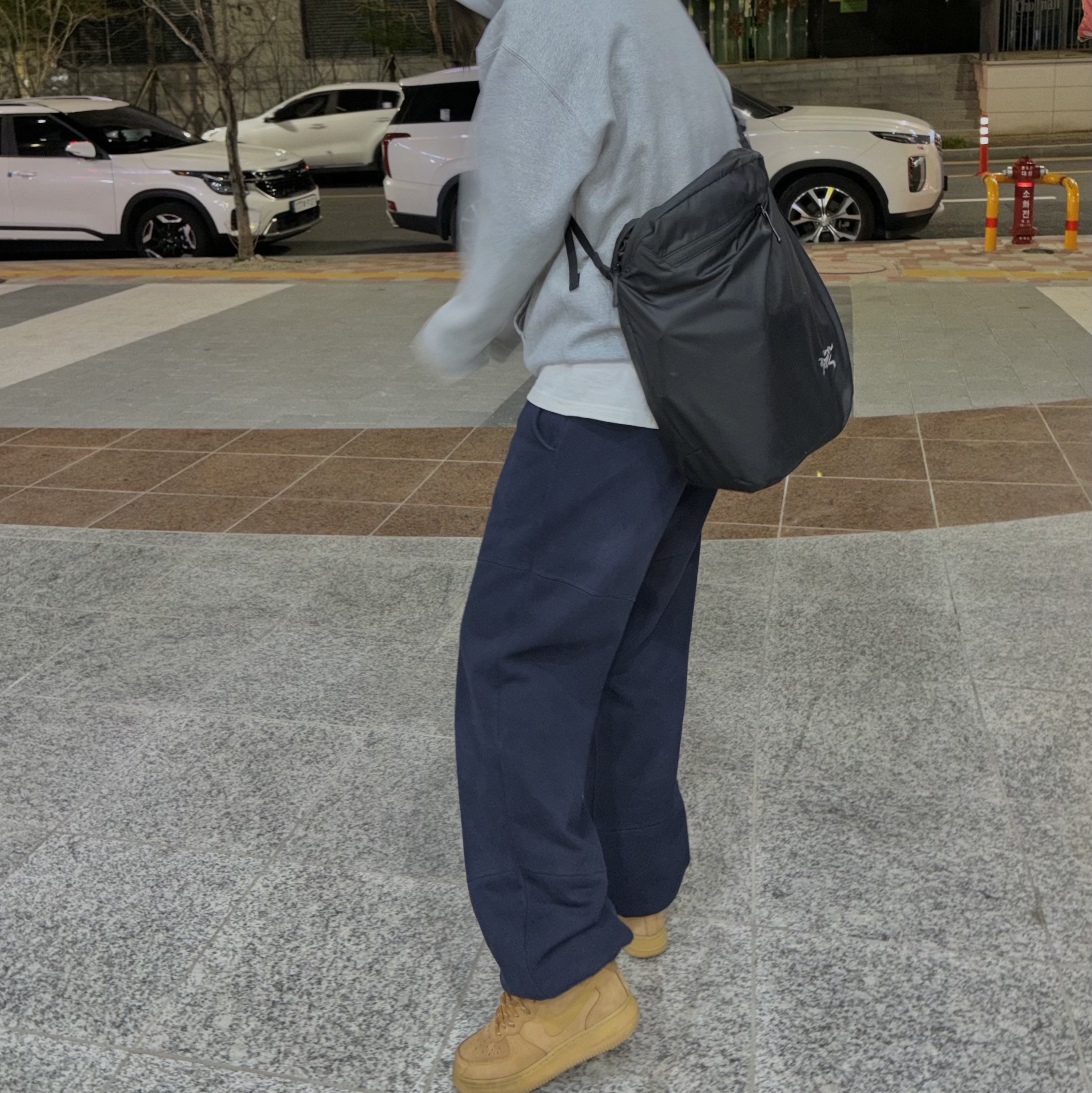 Arc'teryx Heliad 12 Tote Black, Nike Air Force 1 Mid '07 WB Flax 착용 스타일