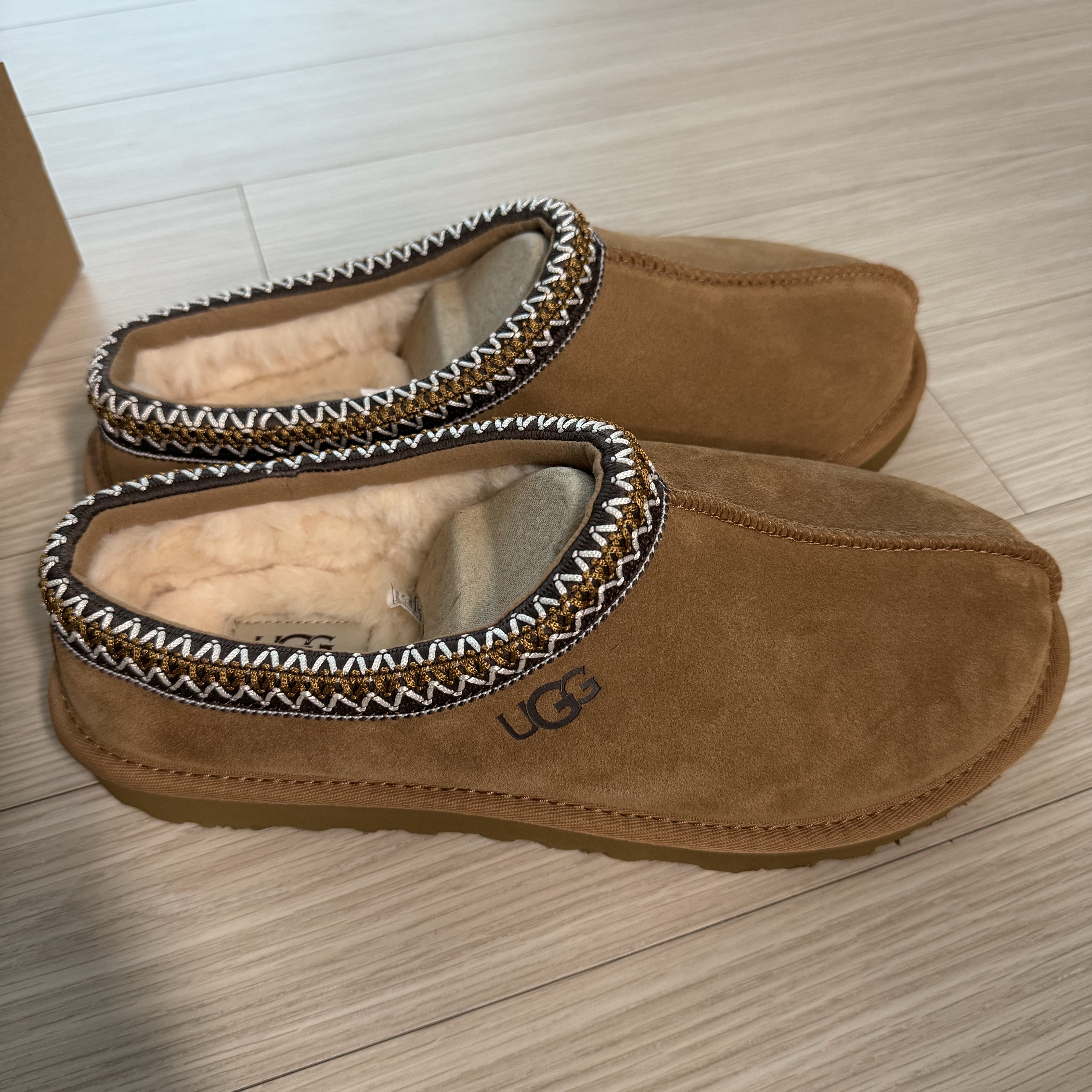 UGG Tasman Slipper Chestnut 착용 스타일 - 1