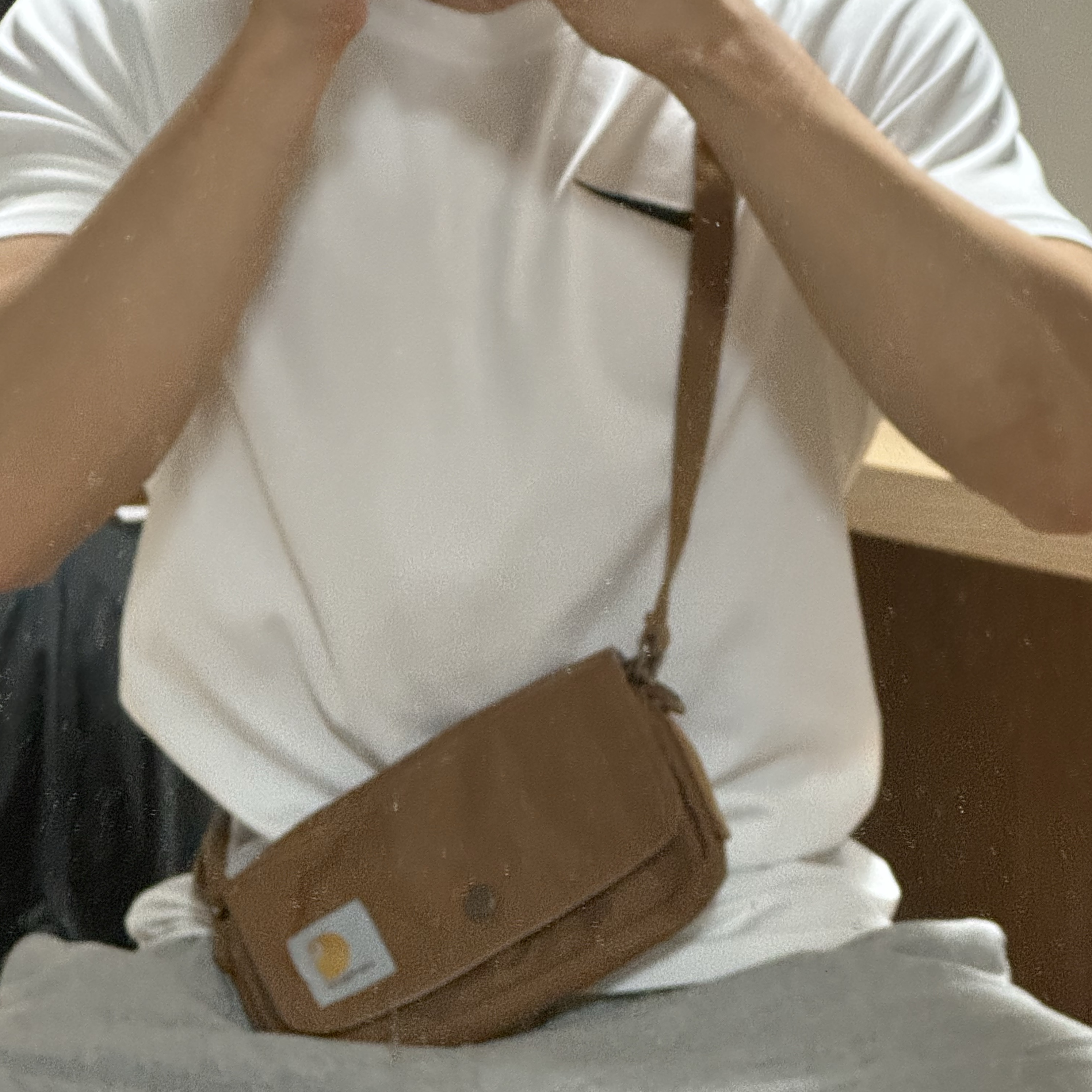 Carhartt Crossbody Horizontal Bag Carhartt Brown 착용 스타일 - 2