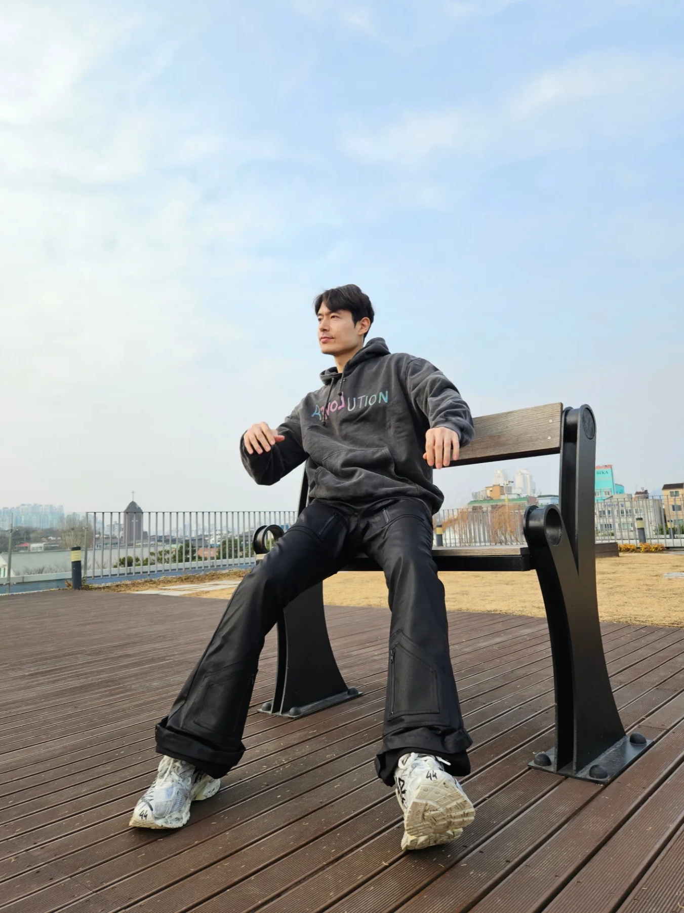 Balenciaga Runner Graffiti Sneakers White 착용 스타일 - 4