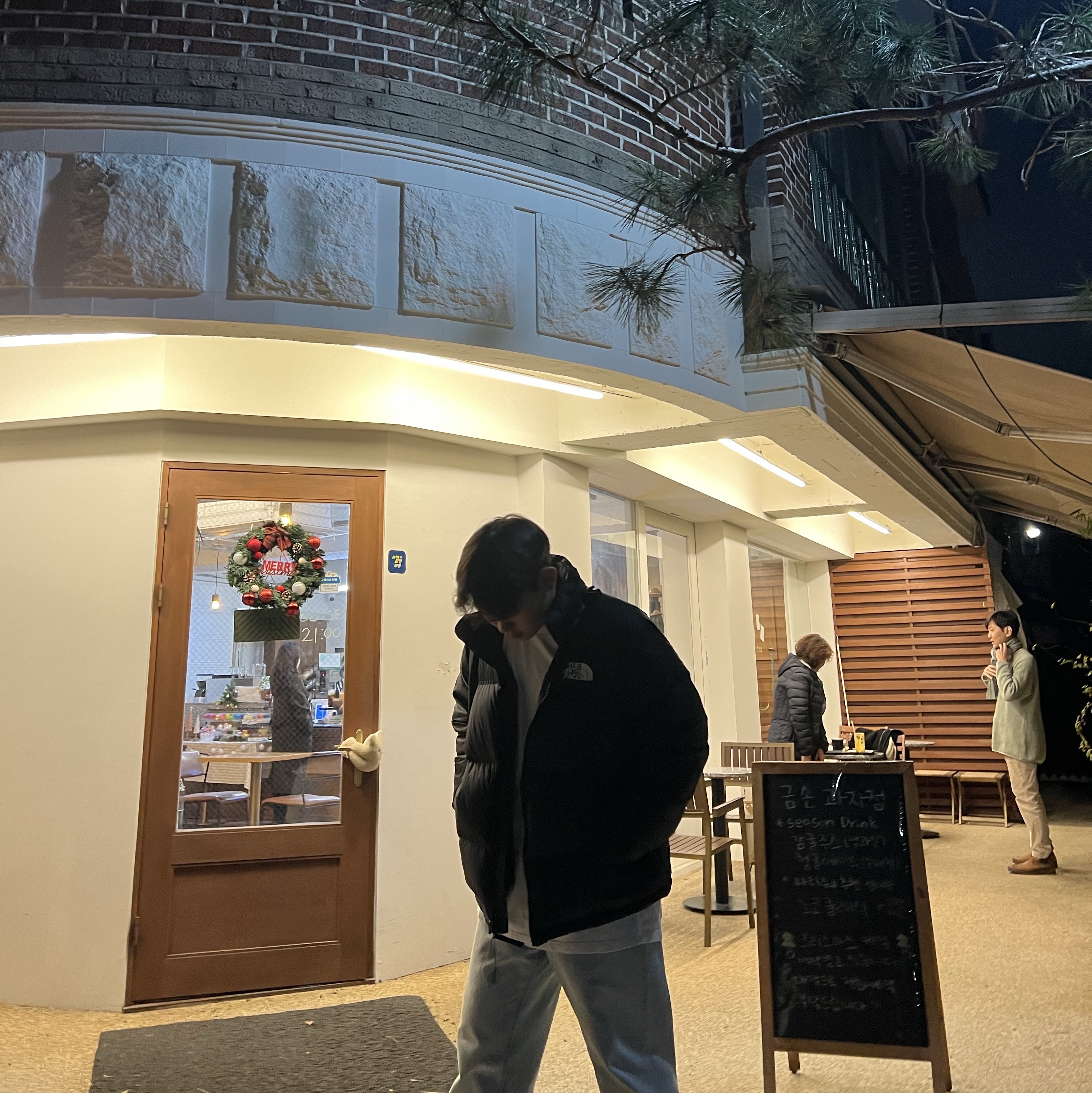 The North Face 1996 Retro Nuptse Jacket Black, Supreme Small Box L/S T-Shirt White 착용 스타일