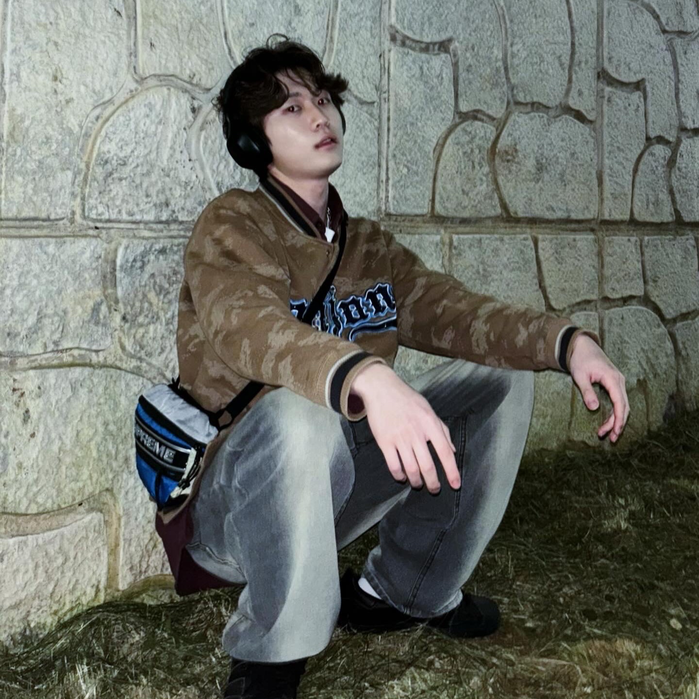 Supreme Waist Bag Blue - 23FW, Sony WH-1000XM5 Black (Korean Ver.) 착용 스타일 - 3