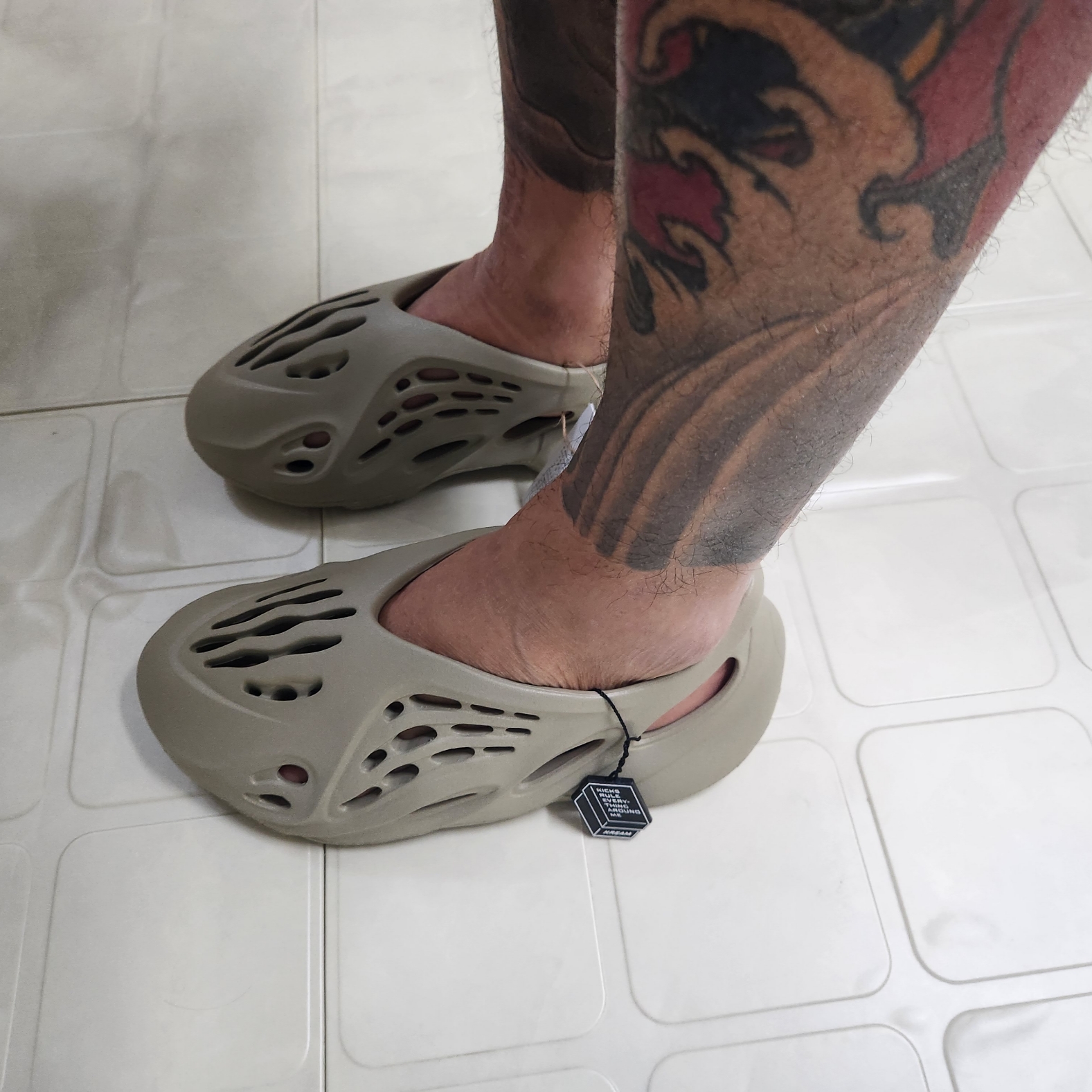 Adidas Yeezy Foam RNNR Stone Salt 착용 스타일 - 1