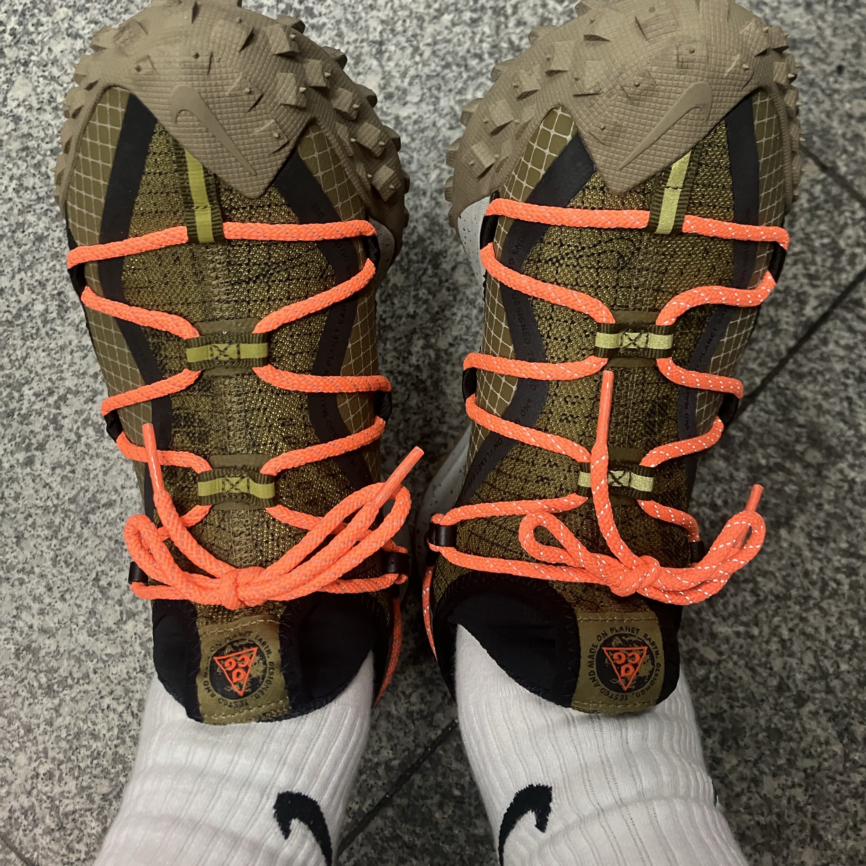Nike ACG Mountain Fly Low Gore-Tex SE Hazel Rush 착용 스타일