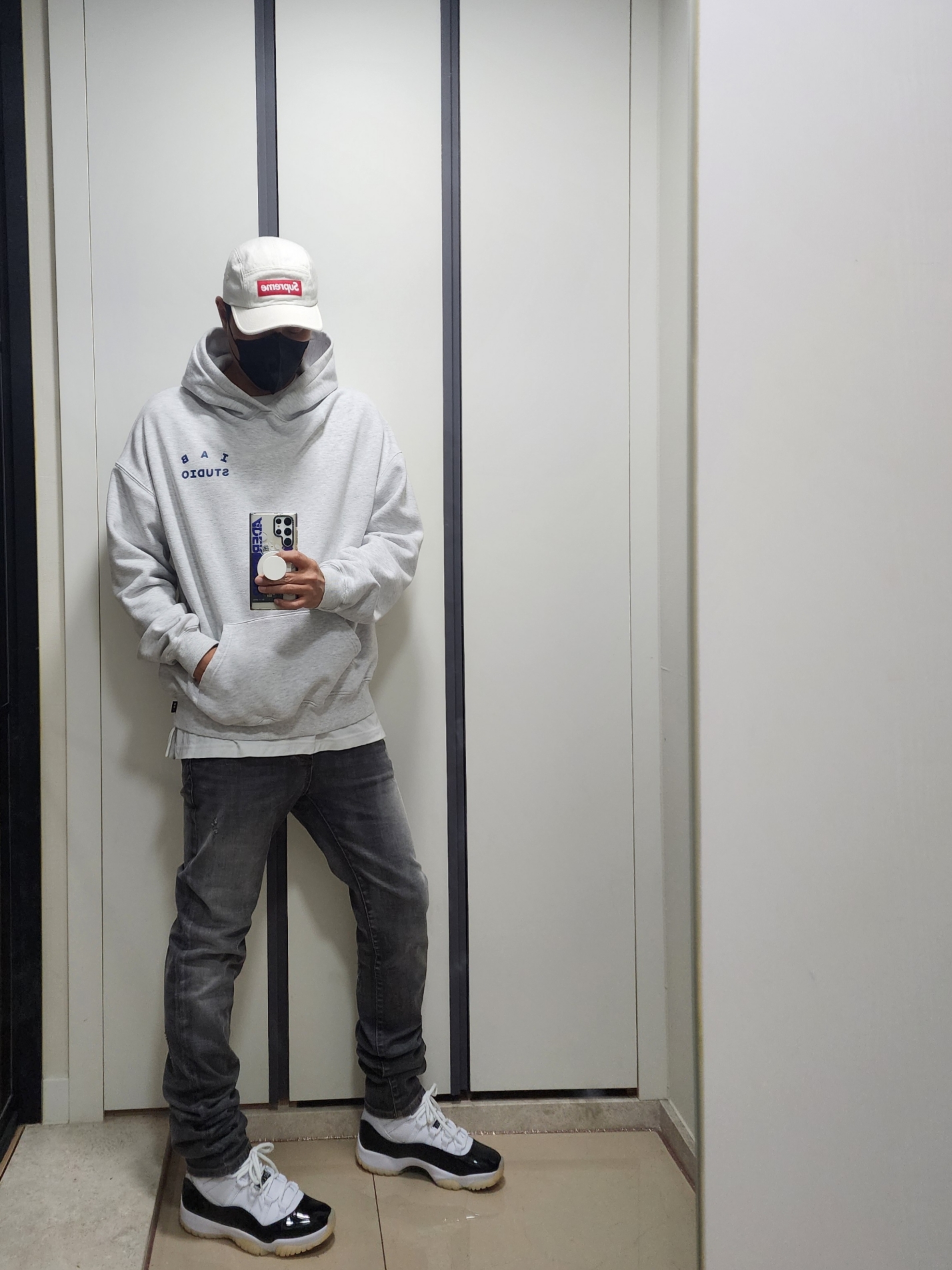 Jordan 11 Retro Gratitude, Undermycar Legion.03 Slim Fit Blue Stitch Washed Jeans Washed Gray 착용 스타일 - 2
