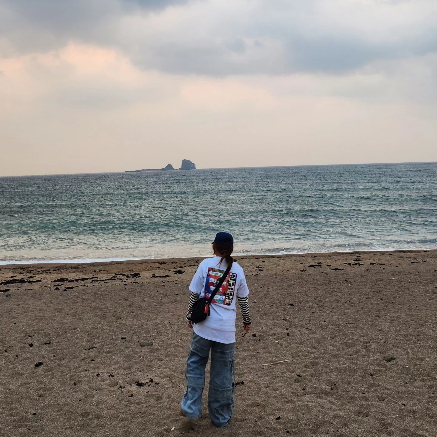 Supreme Woven Shoulder Bag Black - 23SS, Supreme Static T-Shirt White - 23FW 착용 스타일 - 1