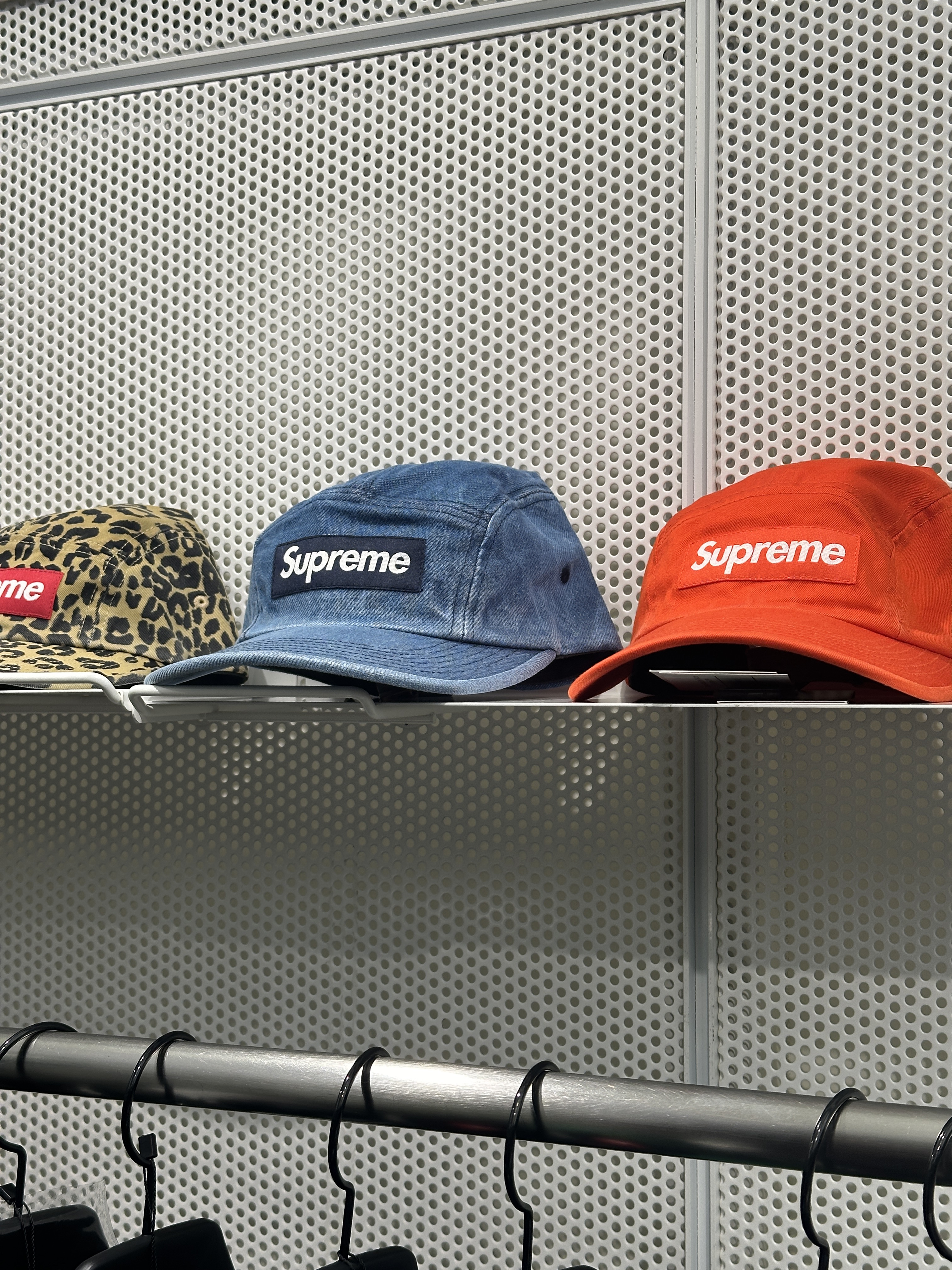 Supreme Military Camp Cap Black - 22FW, Converse Chuck 70 Ox Black - Standard 착용 스타일 - 2