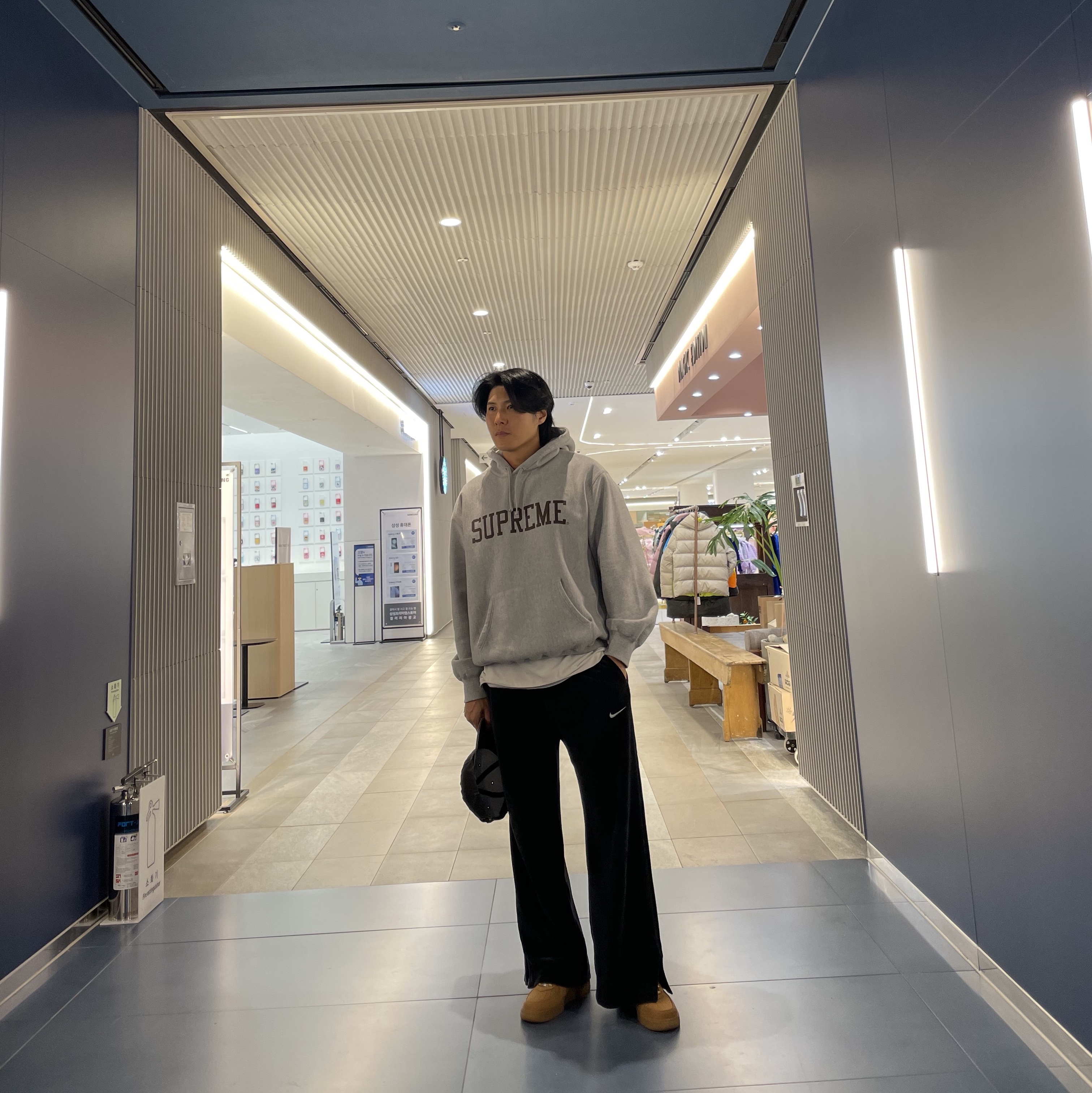 Supreme Pigment Canvas S Logo 6-Panel Black - 23SS, Supreme Varsity Hooded Sweatshirt Heather Grey - 23FW 착용 스타일 - 2