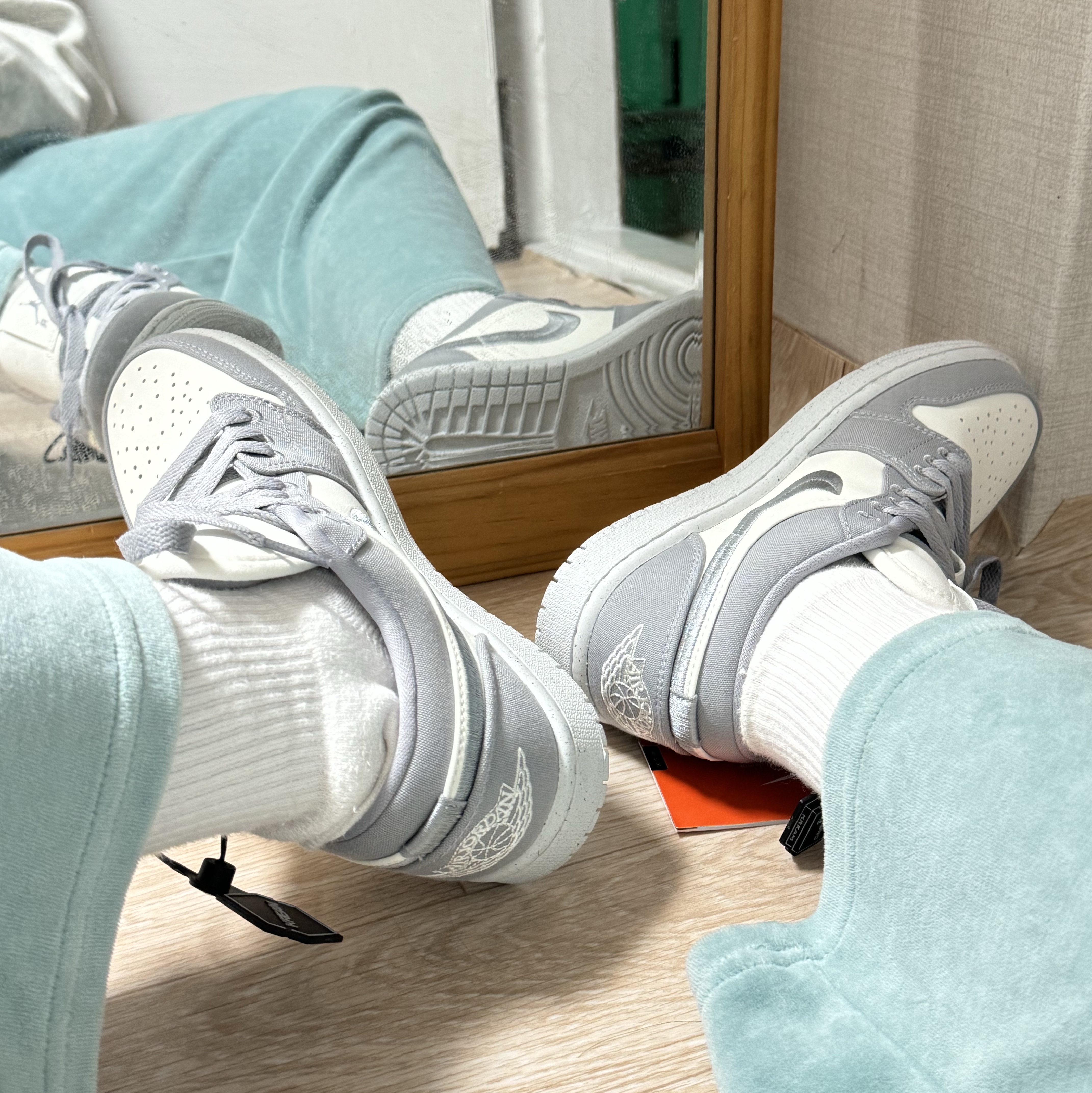 (W) Jordan 1 Low SE Light Steel Grey 착용 스타일