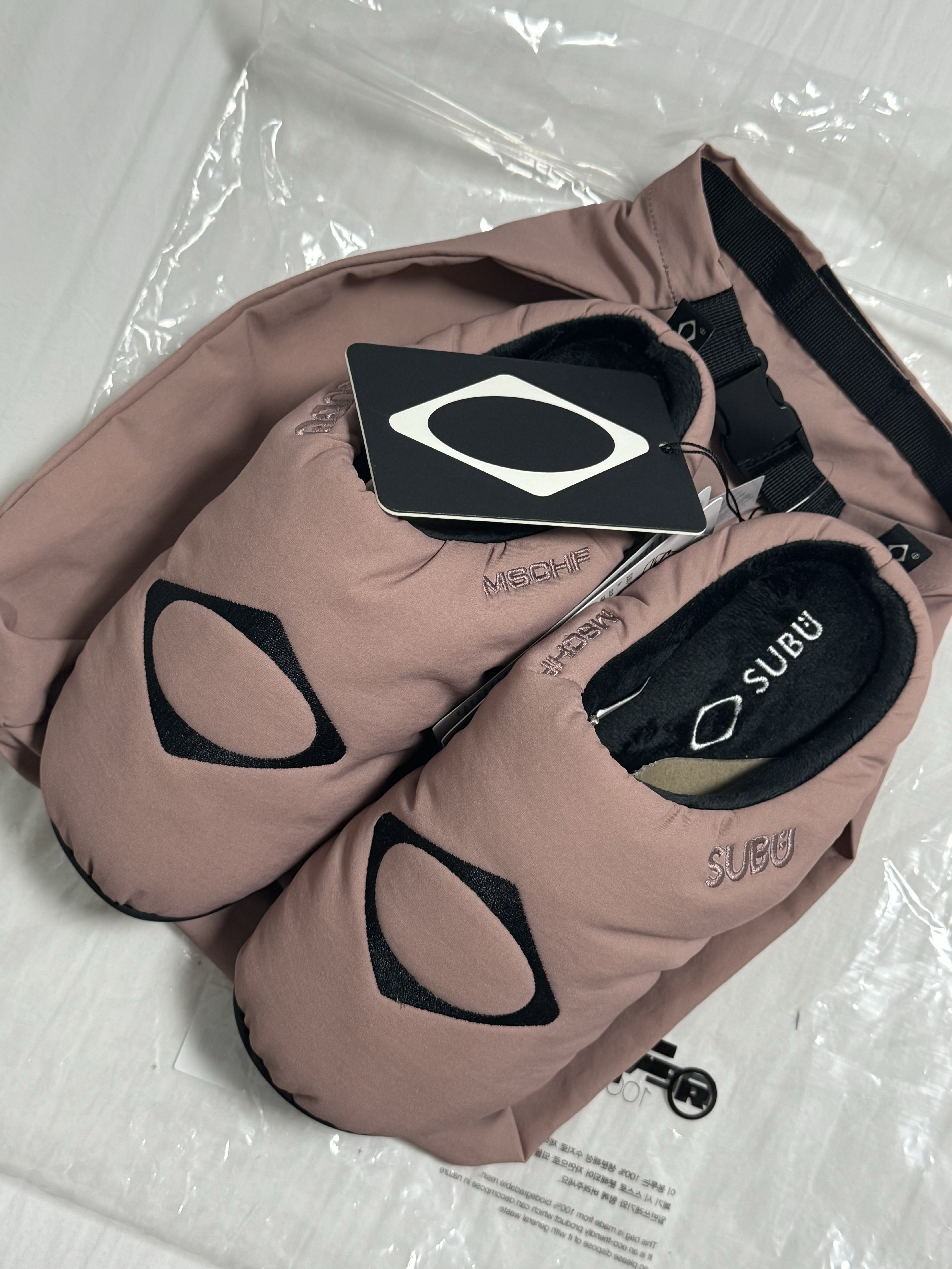 Mischief x Subu Puffer Slipper Rose Brown 착용 스타일 - 1