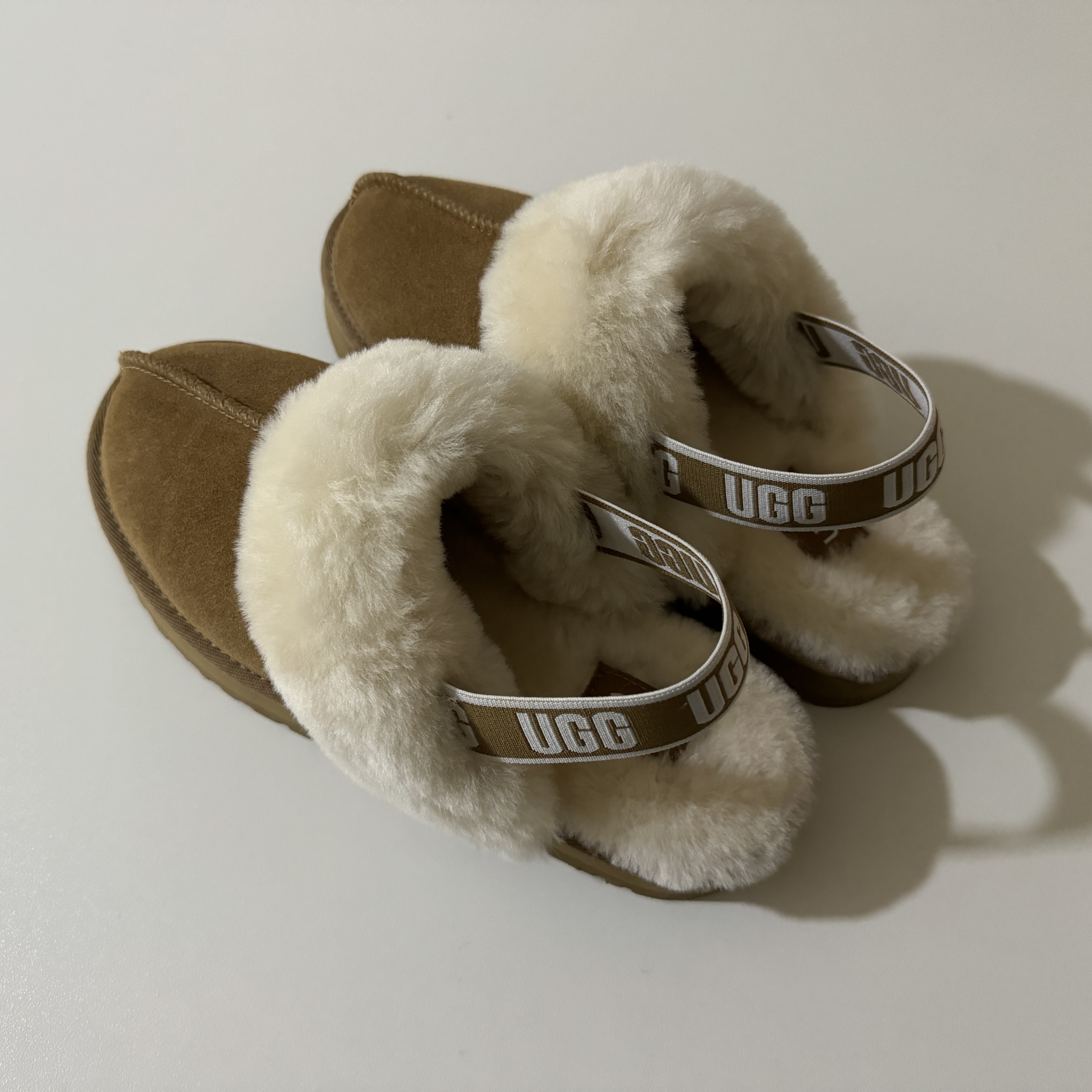 (Kids) UGG Funkette Slides Chestnut 착용 스타일 - 2
