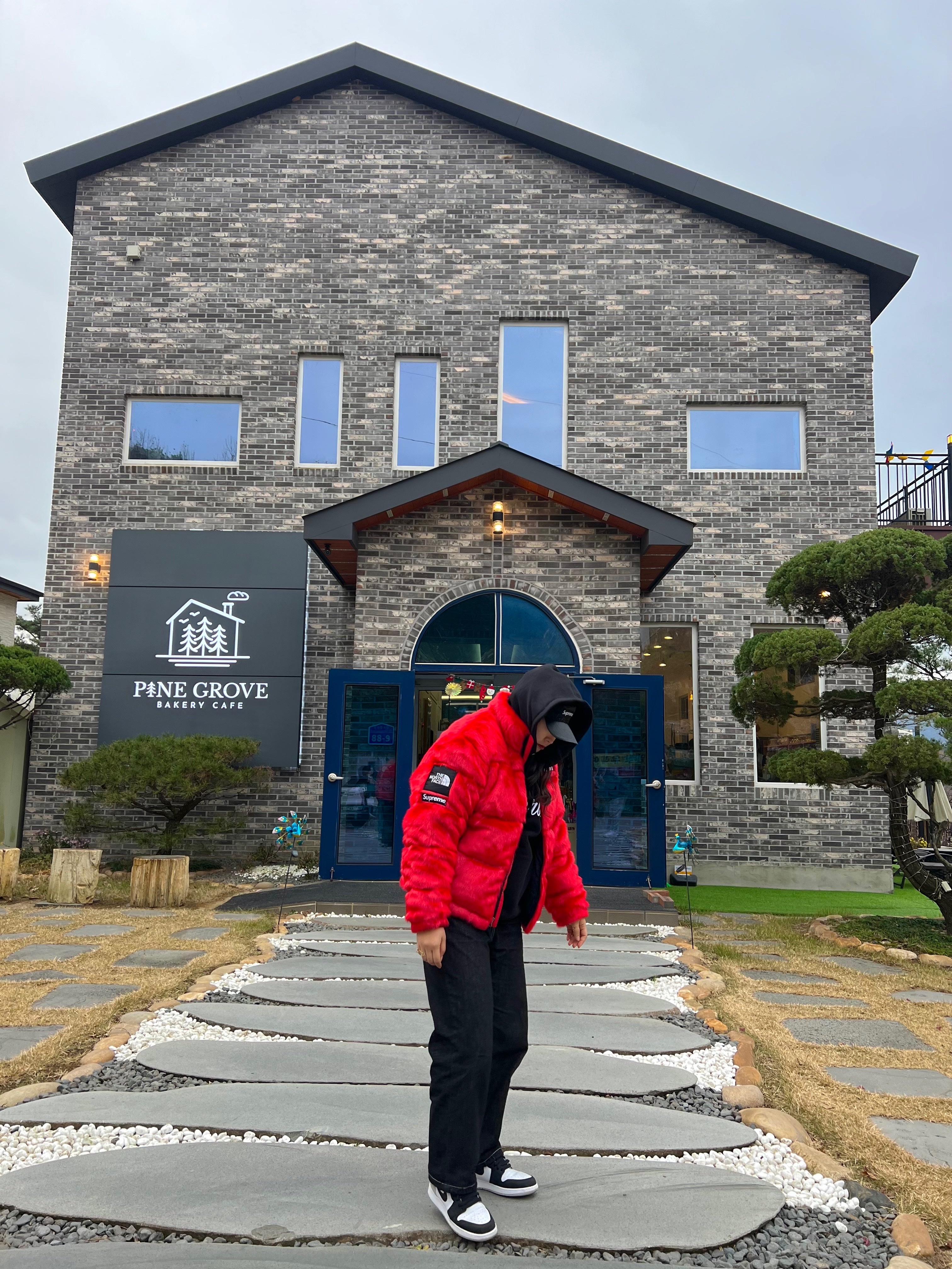 Supreme x The North Face Faux Fur Nuptse Jacket Red - 20FW, Jordan 1 Retro High OG Bleached Coral 착용 스타일 - 1