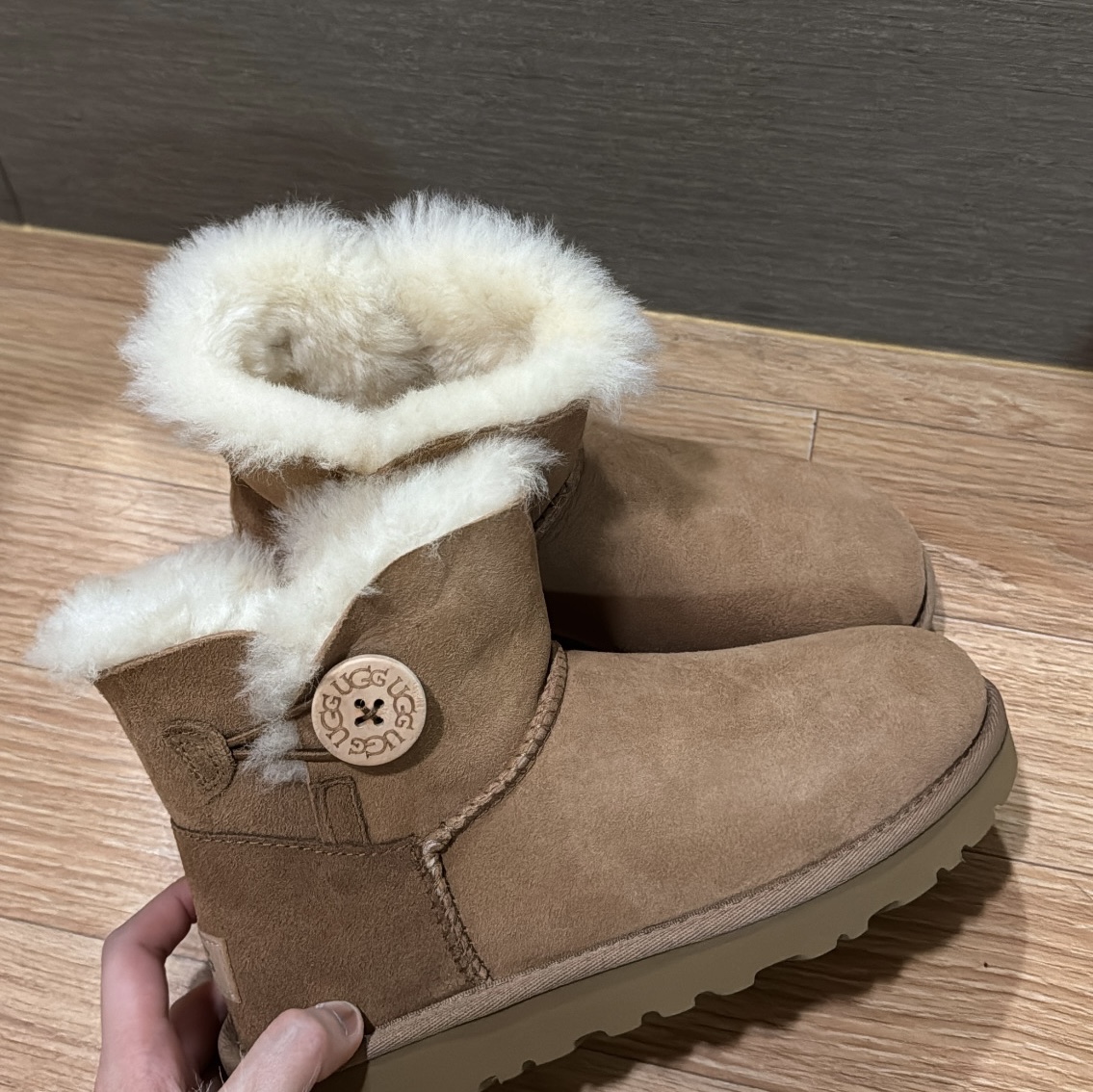 (W) UGG Mini Bailey Button II Boots Chestnut 착용 스타일 - 1