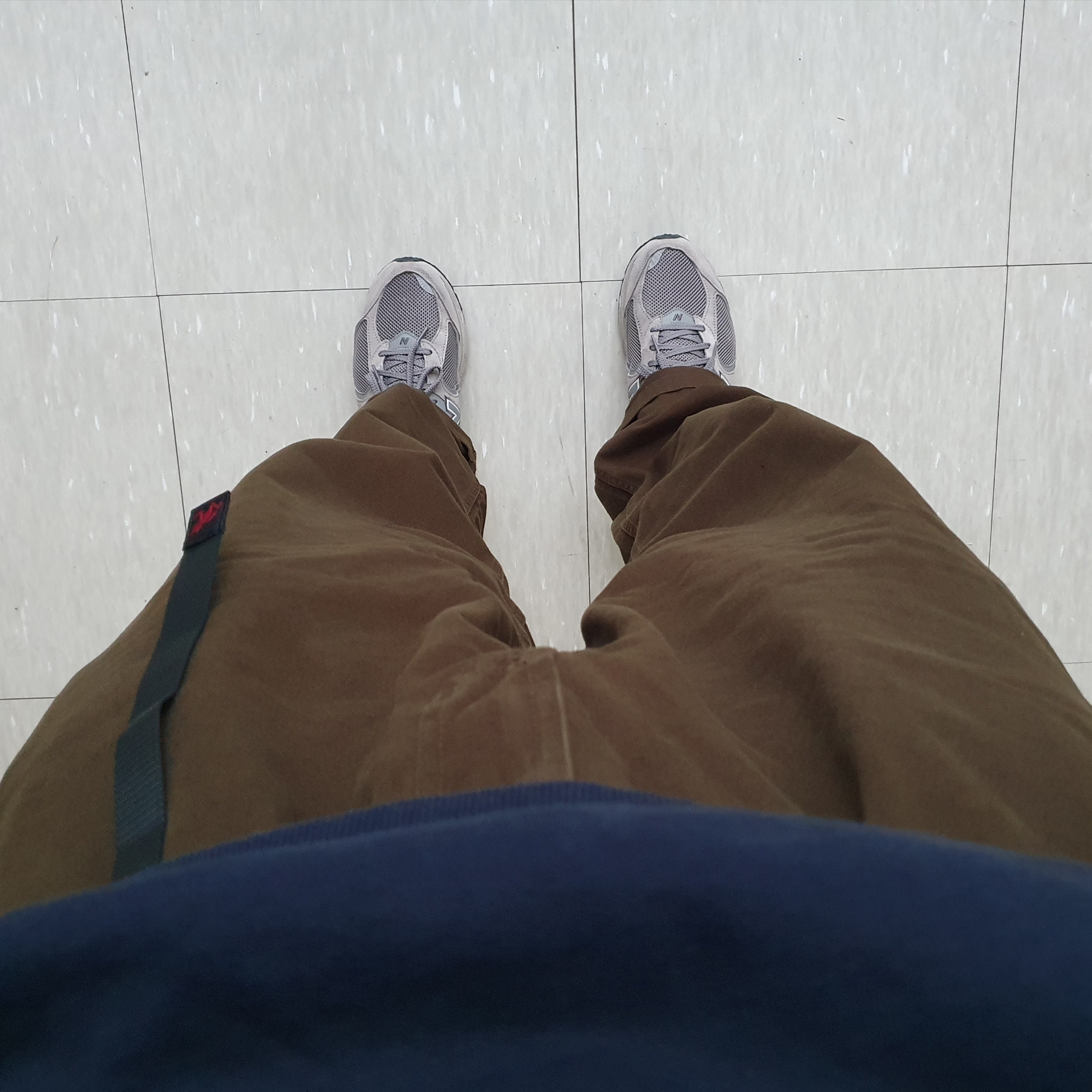 New Balance 2002R Grey 착용 스타일