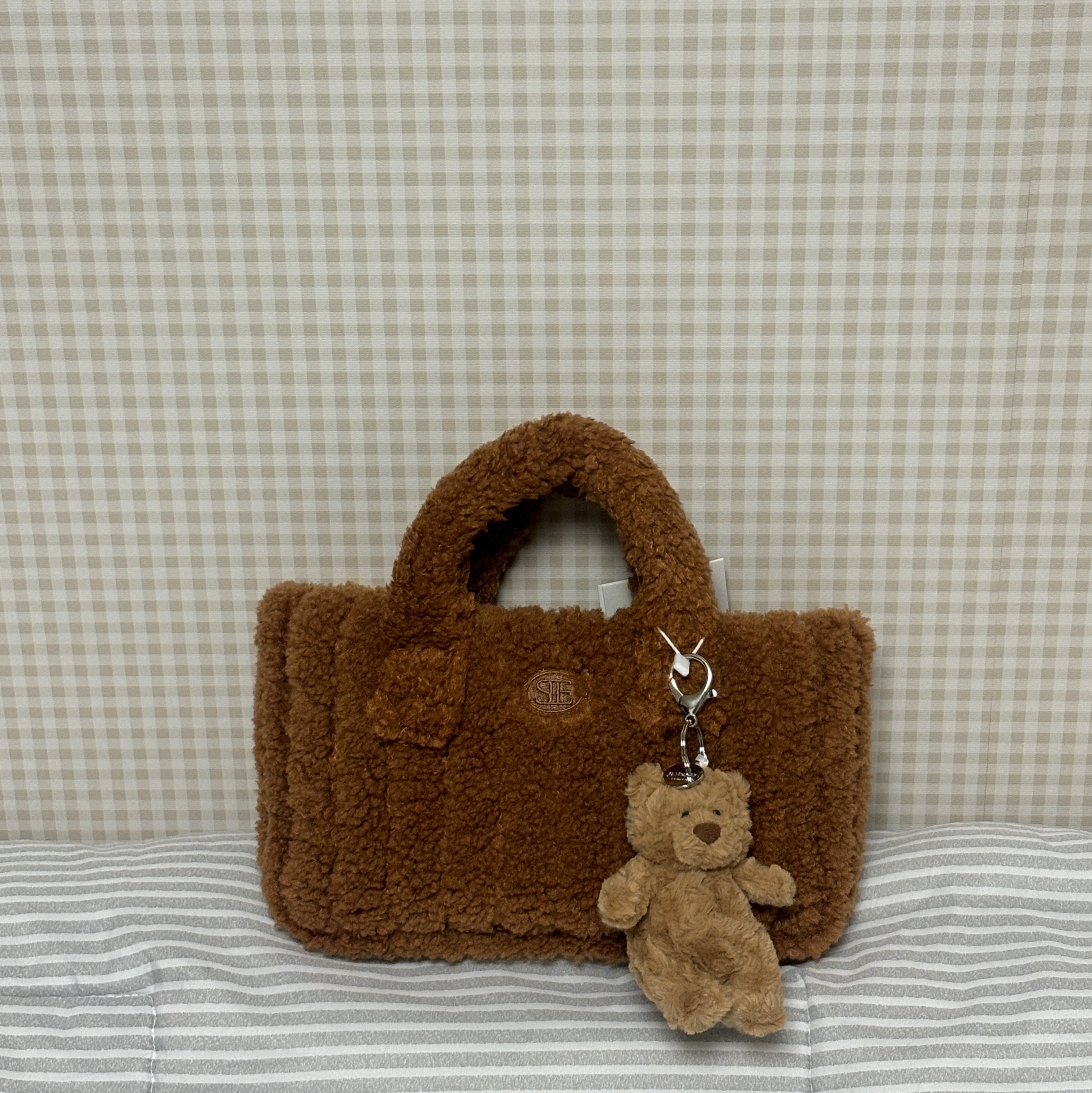 Jellycat Bartholomew Bear Bag Charm Brown 착용 스타일