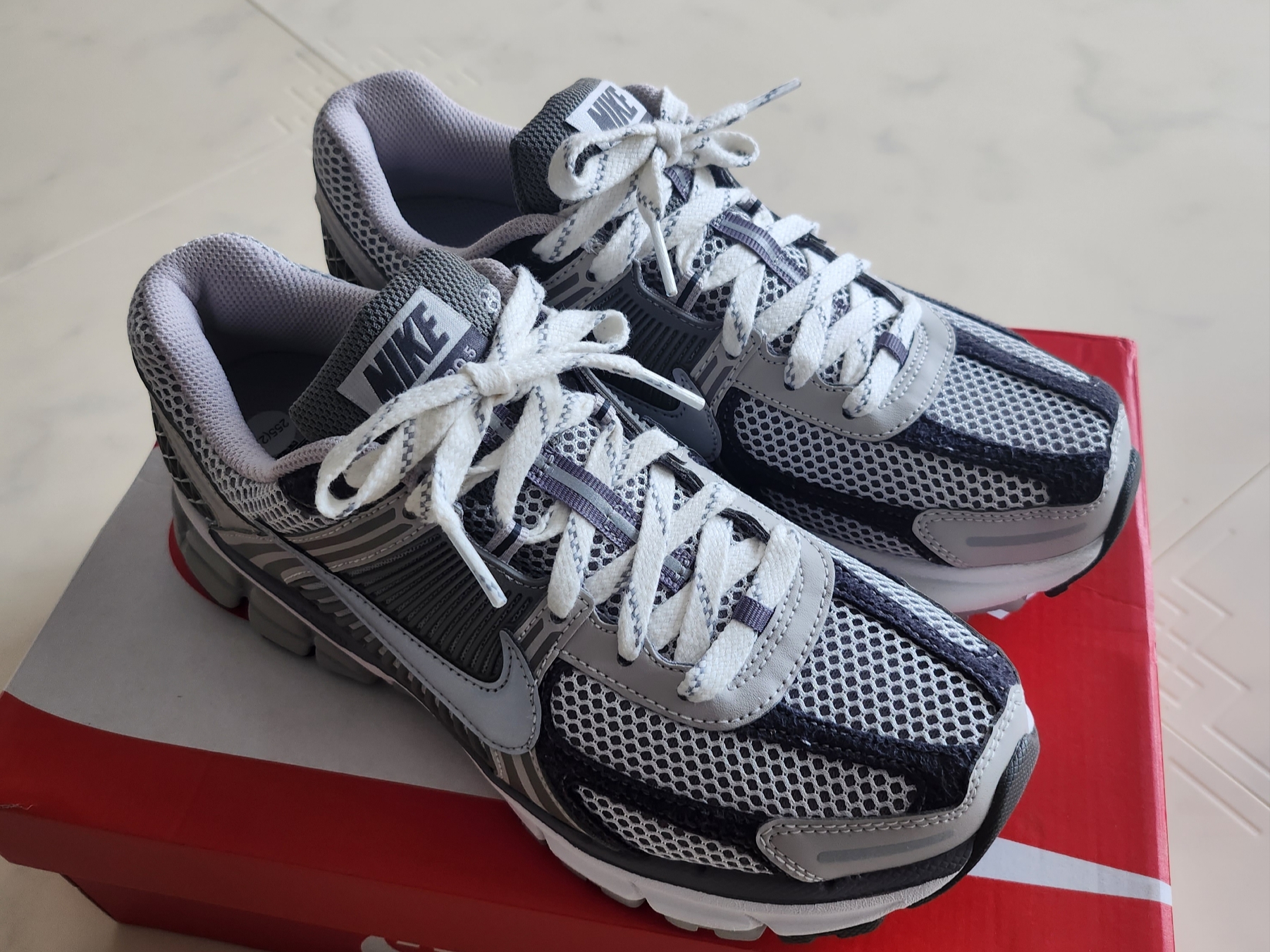 Nike Zoom Vomero 5 PRM Light Iron Ore and Flat Fewter 착용 스타일