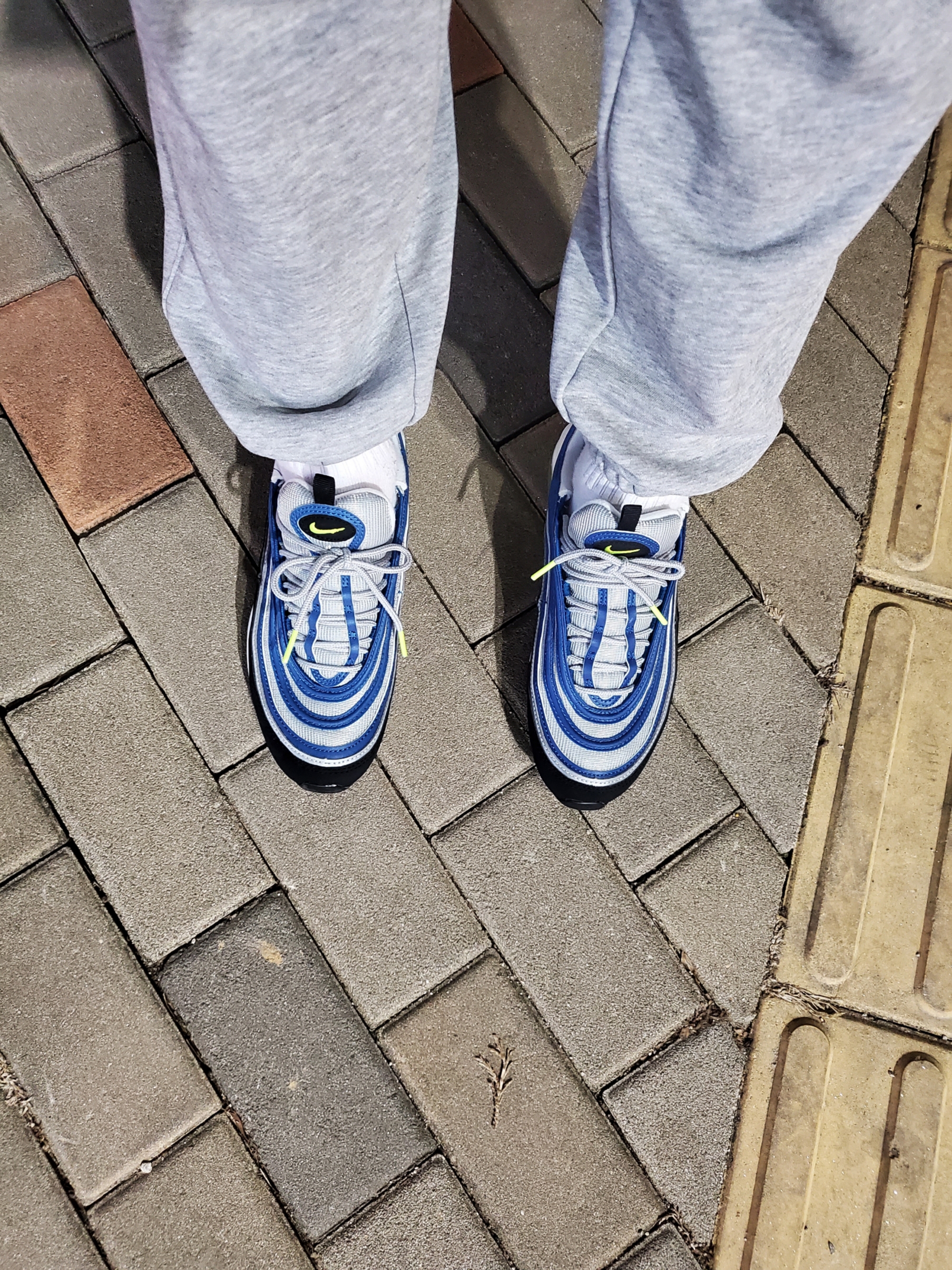Nike Air Max 97 OG Black Volt Asia, Nike Air Max 97 OG Atlantic Blue and Voltage Yellow 착용 스타일